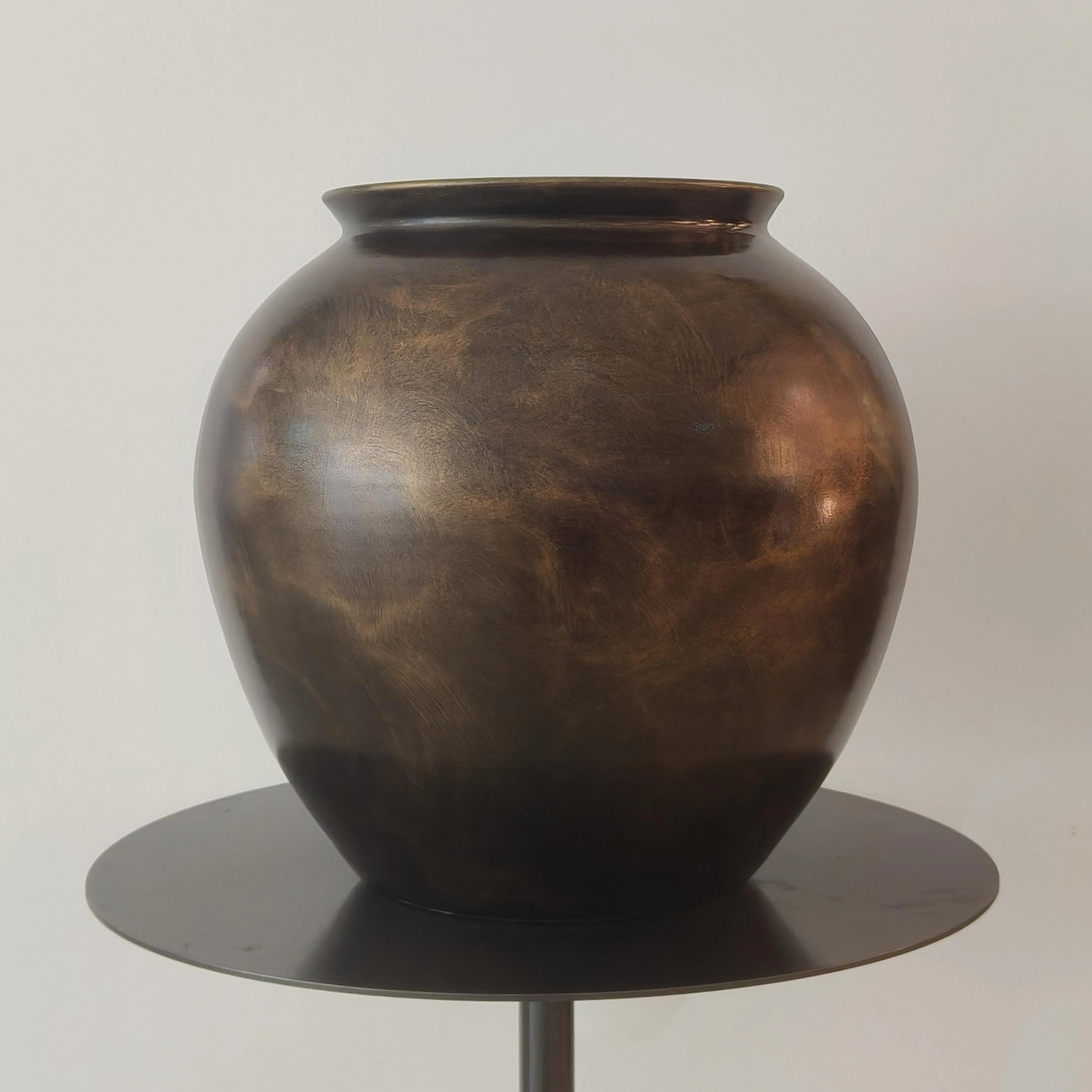 Freehand gold-painted silver countertop vase can be filled with water, imitation metal, high-end texture