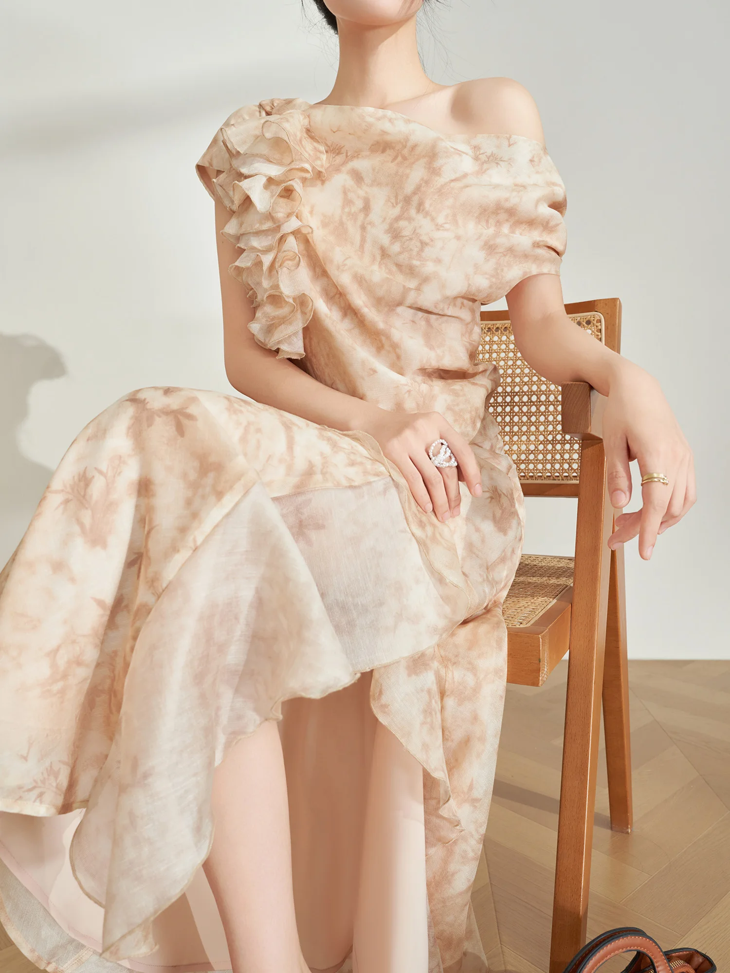 

Летний модный комплект Flowing Era: уникальный дизайн, юбка-полусолнце с кружевной отделкой в качестве топа и драпированная юбка на плечах, элегантный стиль для женщин.