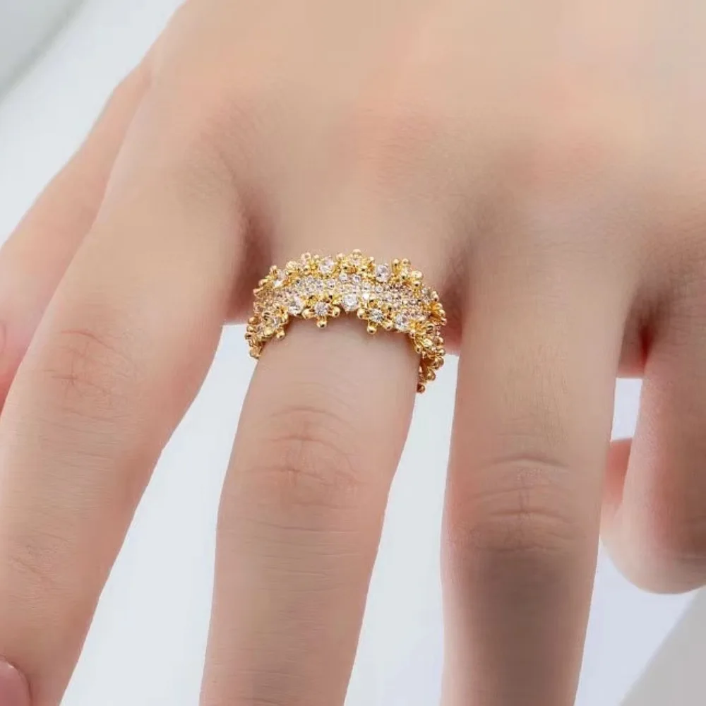 خاتم نسائي مفتوح من المألوف والإبداعي بتصميم بتلات مجوفة مرصع بالزركون، خاتم ذهبي نسائي ساحر.