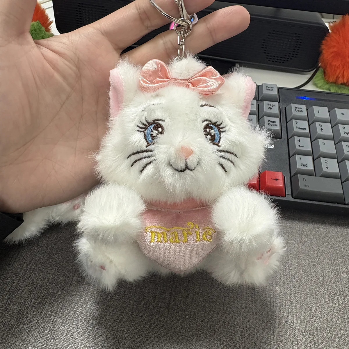 Llavero de peluche de Disney Los Aristogatos Marie con lazo rosa y babero de corazón, suave adorno para bolso, regalo para niñas