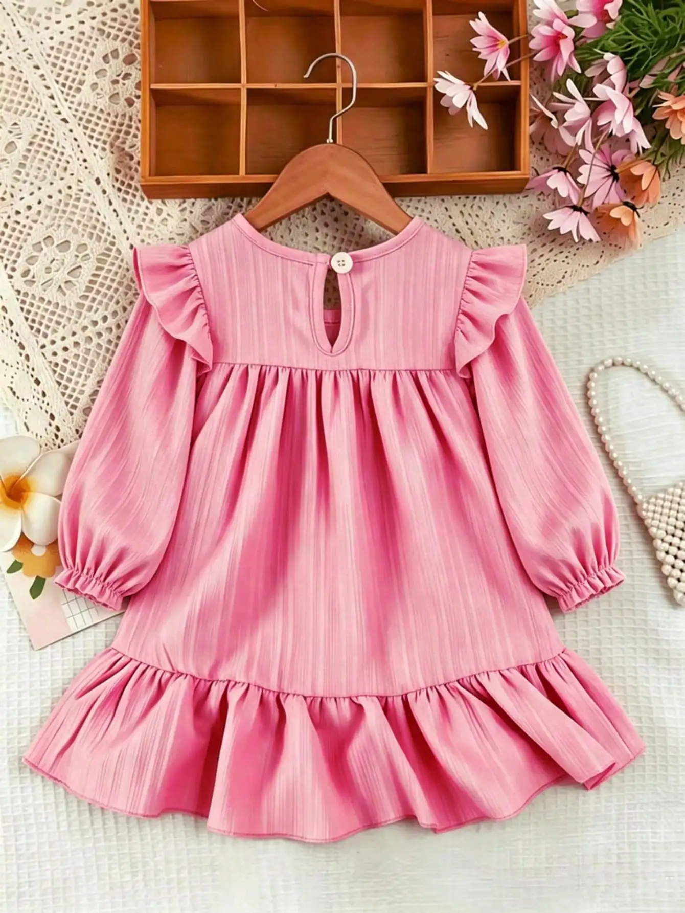 Kinderkleid mit Rüschen und langen Ärmeln, lässiger Rundhalsausschnitt, lockerer Schnitt, knielanger Rock für Babys und Kleinkinder, mittellanger Rock. – Detail 5