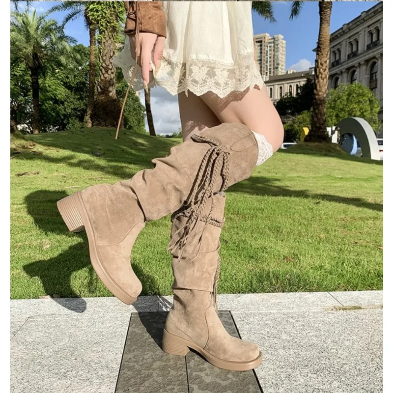 Botas Retro plisadas para mujer, novedad de otoño, punta redonda, cubierta de ante, zapatos de tacón grueso, correa tejida, tacón de bloque antideslizante, botas de pierna media