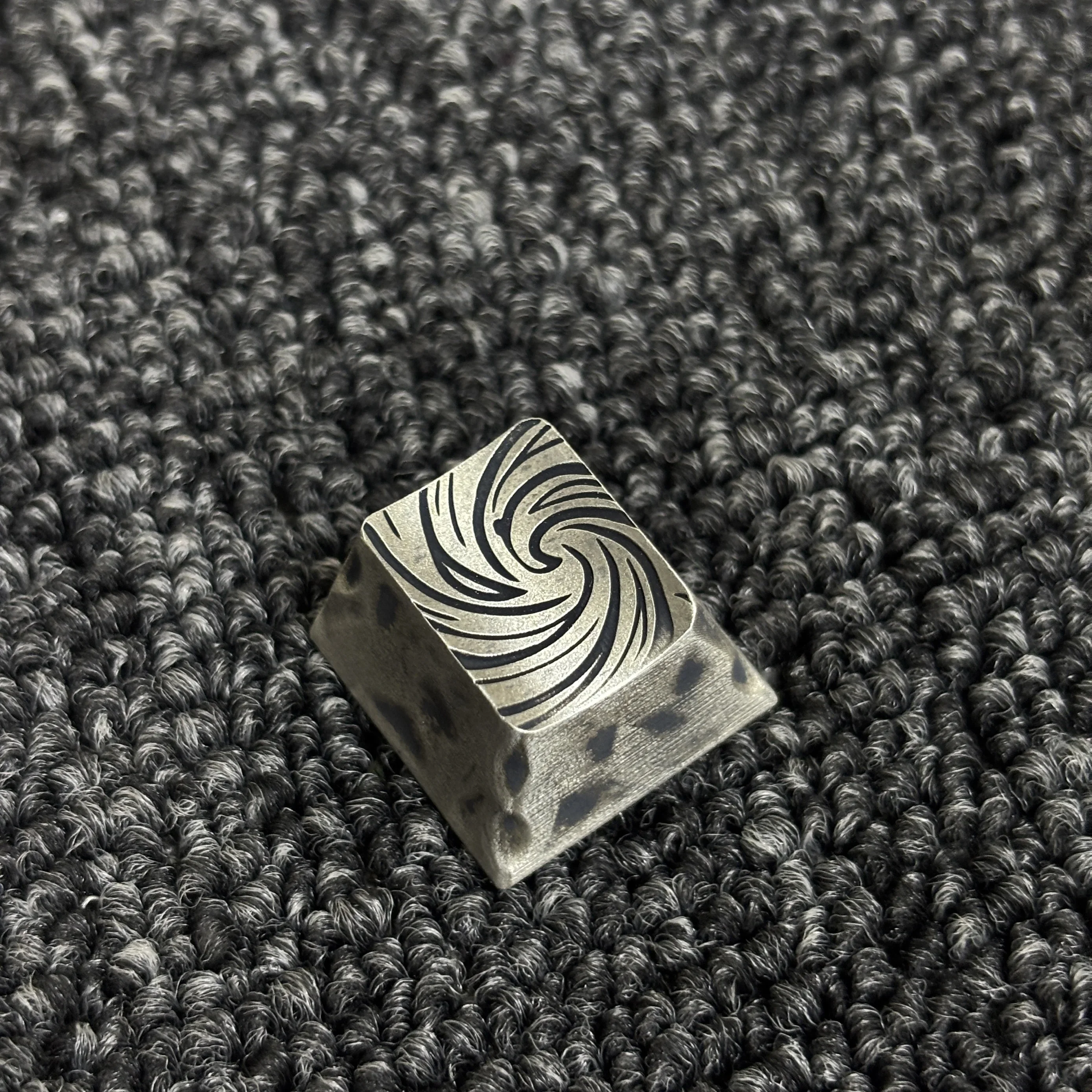 

Original pure copper retro meteorite vortex rose keycap Original height cross shaft niche personalized keycap