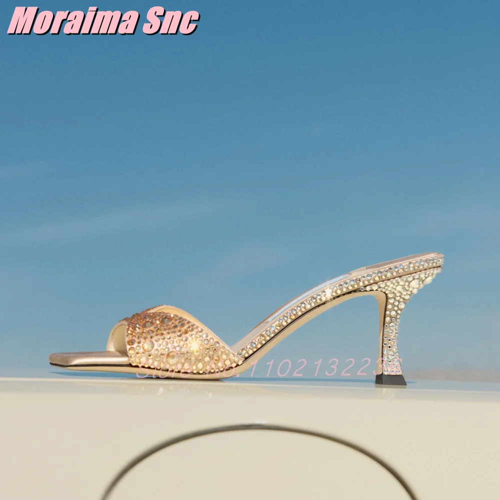 

Роскошные блестящие сабо с золотыми кристаллами и квадратным открытым носком на высоком каблуке-шпильке без шнуровки, сексуальные модные женские летние тапочки для банкета и вечеринки