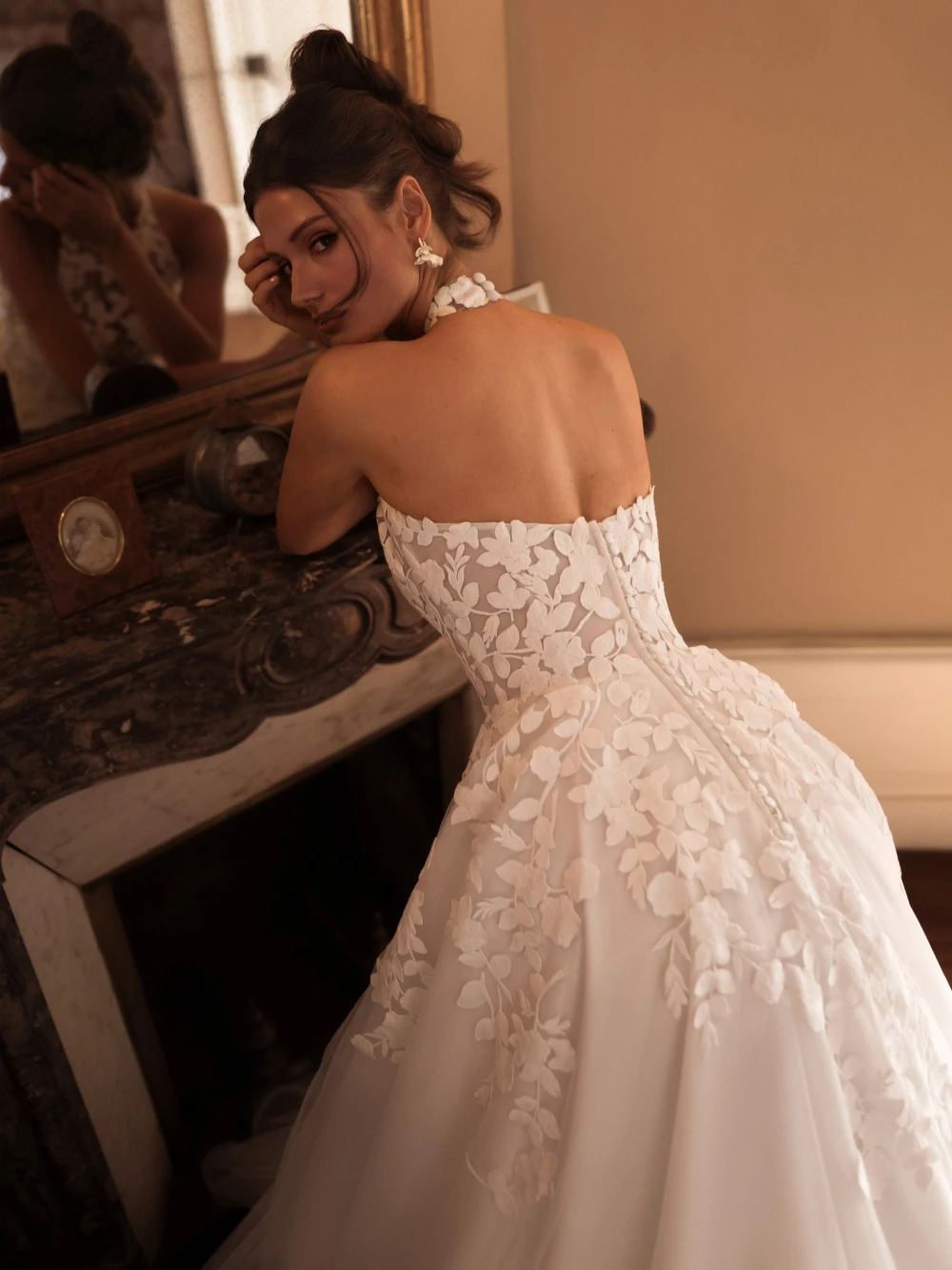 Splendido abito da sposa con applicazioni in pizzo, abito da sposa con scollo all'americana aperto sul retro, abiti lunghi eleganti in tulle a trapezio personalizzati per la sposa