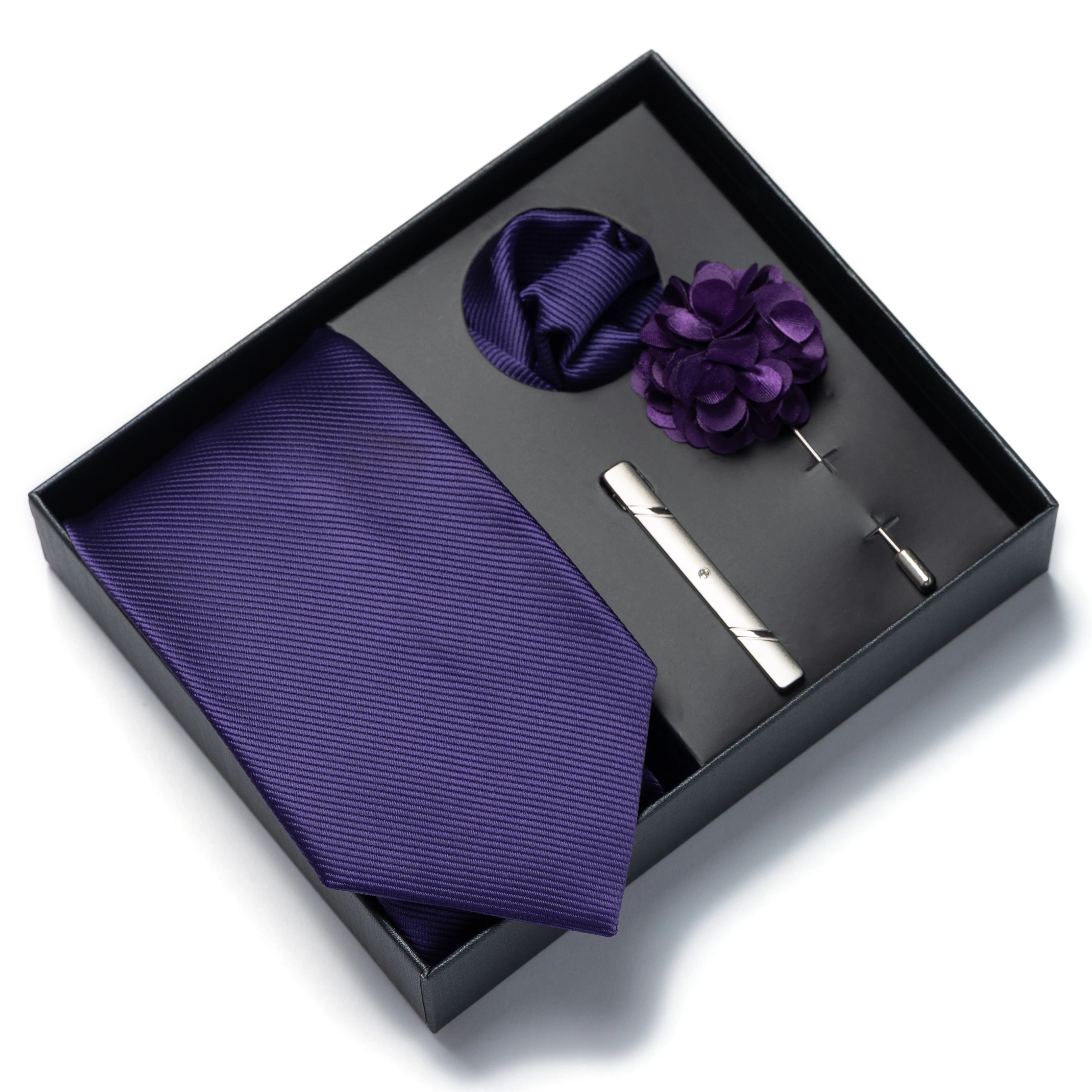 Dieses 4-teilige Herren-Krawattengeschenkset in einfarbiger Ausführung enthält eine Brosche, ein Korsagenblumen-Set und ein Taschentuch. Es ist ein perfektes Geschenk zum Valentinstag. – Detail 3