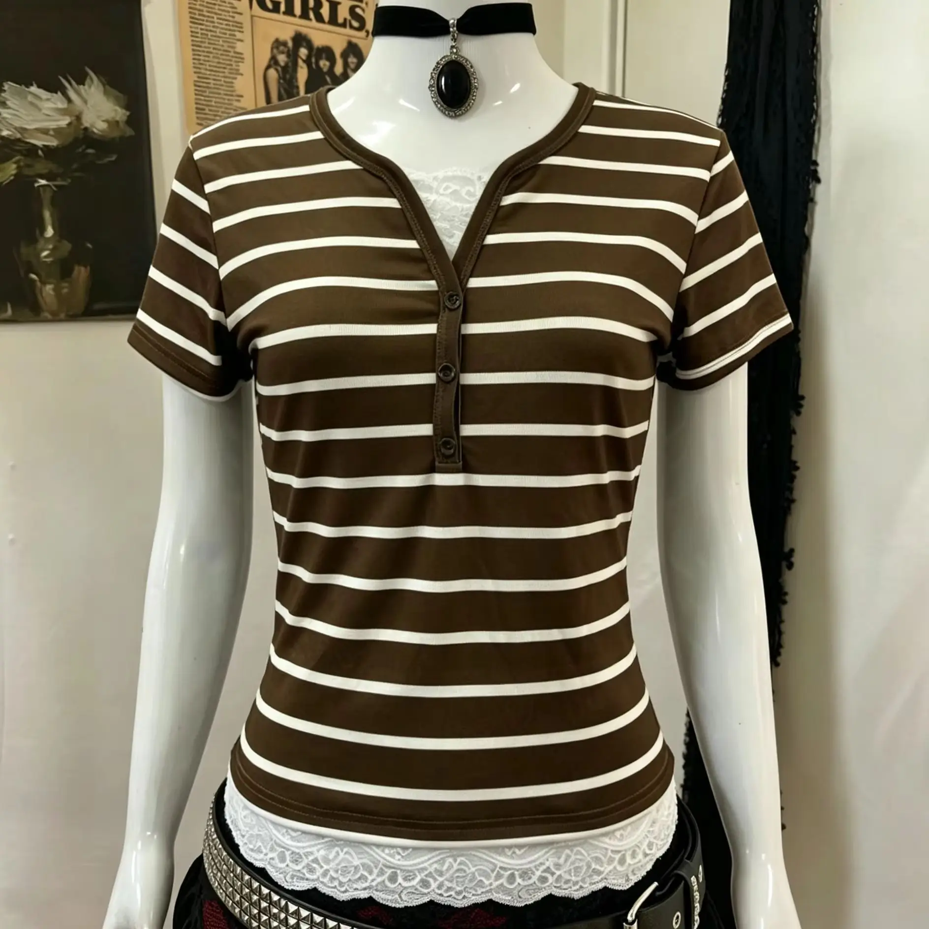 Y2K Damen T-Shirt mit Streifenmuster, kurzen Ärmeln, braun-weiß, Henley-Ausschnitt, schmal geschnitten, Retro, lässig, Oberteil – Detail 5