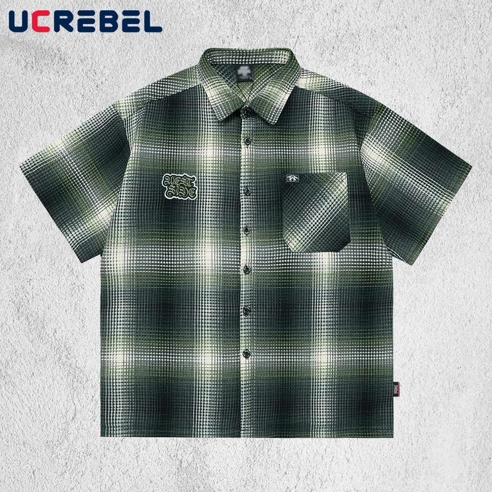 

Мужская летняя рубашка с коротким рукавом, вышивкой-аппликацией, в клетку, с карманом, в стиле хип-хоп, уличная мода, на одной пуговице, с отложным воротником, свободного кроя