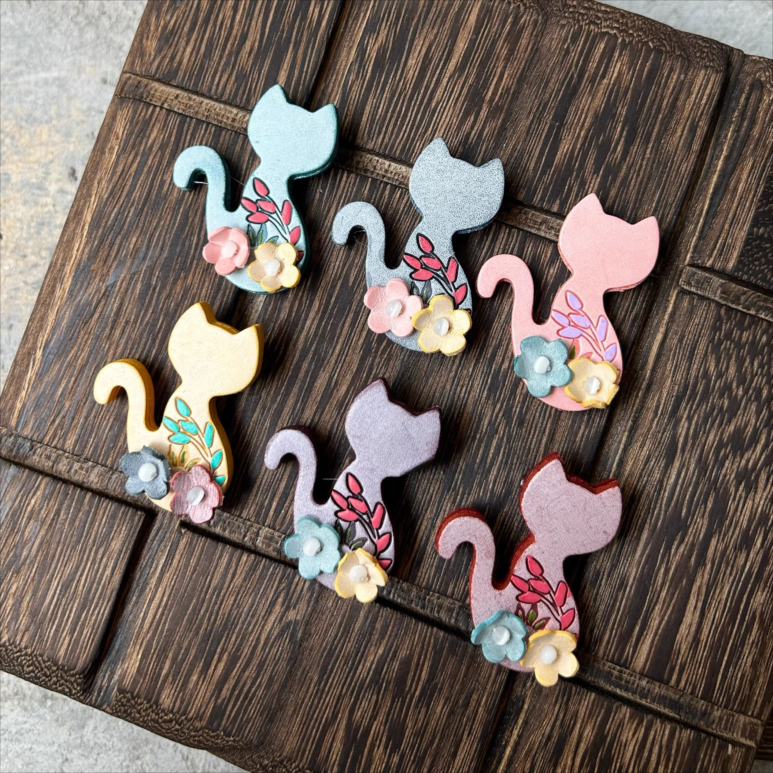 

Top layer cowhide creative brooch handmade cat brooch cute forest style small fresh corsage girl accessory decoration