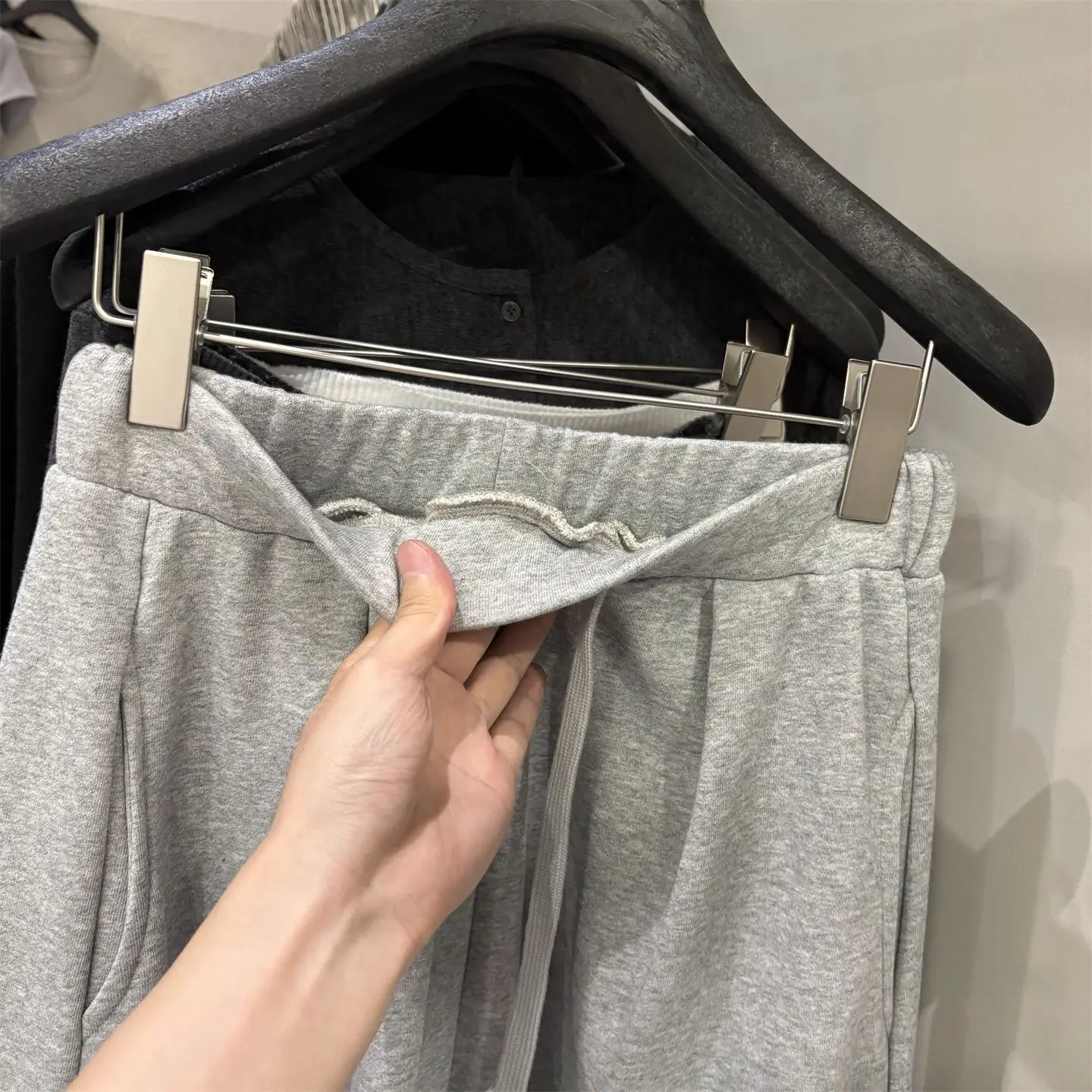 グレーのドローストリング付きゆったりワイドレッグパンツ レディース 秋冬 ルーズフィット カジュアルパンツ バルーンスウェットパンツ ハイウエストパンツ