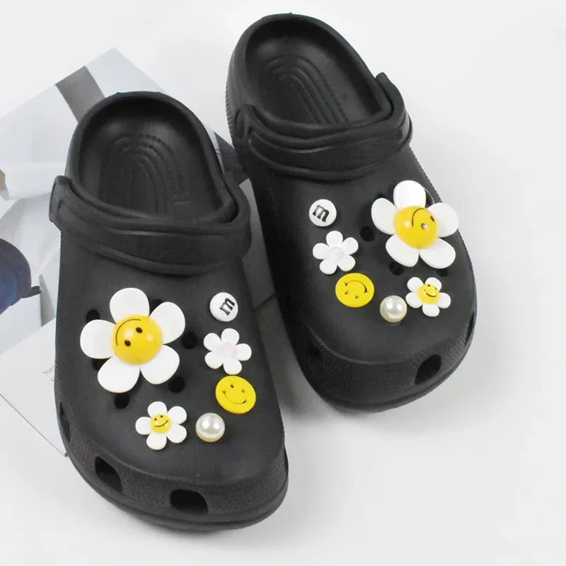 Hot sales New Cute Smiley Flower Decoration Shoe Decoration Small Daisy Shoe Flower Decoration Buckle Finished Product Removable