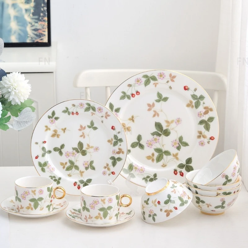 

Unique Creative Pastoral Luxury Bone China Mug Wild Strawberry European Coffee Cup and Saucer High-end Gift
