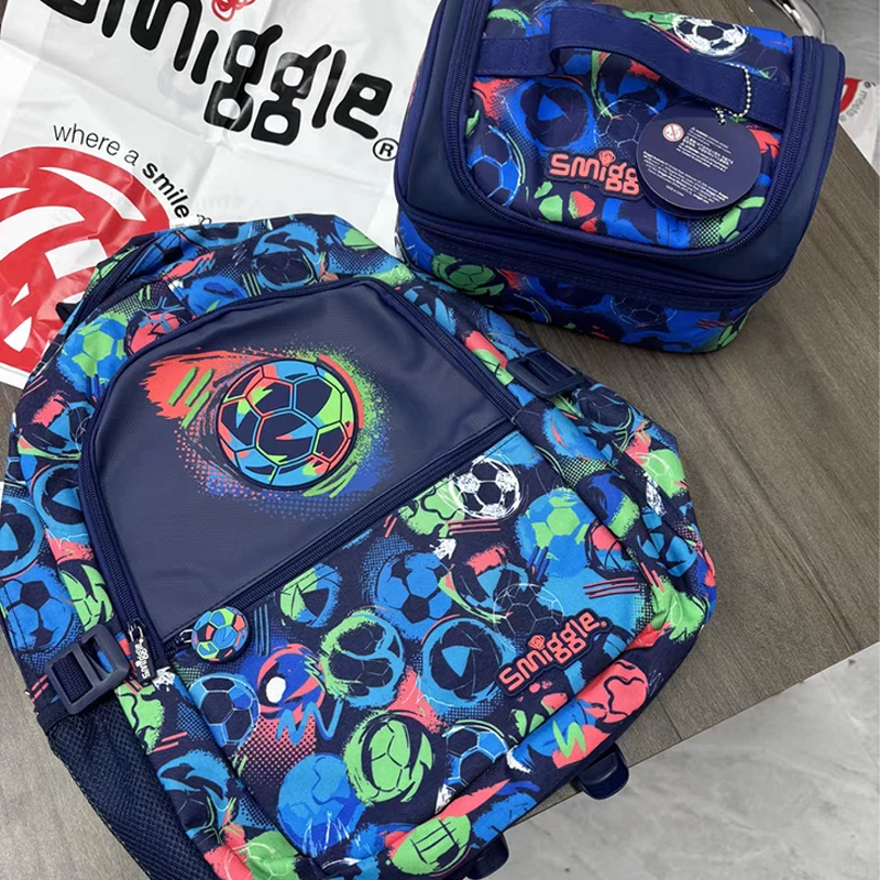 ใหม่ออสเตรเลีย Smiggle ความจุขนาดใหญ่น้ําหนักเบาฟุตบอลกระเป๋าเป้สะพายหลังถุงอาหารกลางวันกระเป๋าดินสอกระเป๋าเป้สะพายหลังอะนิเมะนักเรียนของขวัญ