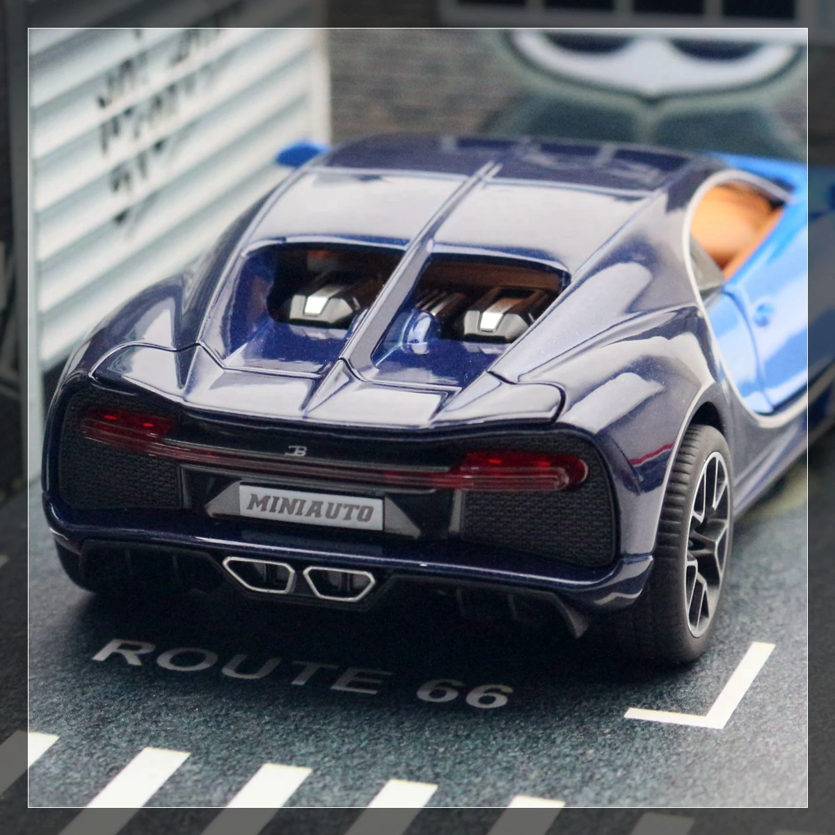 Bugatti Chiron Car Toy For Children 1/32 Diecast Super Sport Miniature Model Pull Back Sound & Light Collection Gift For Boys