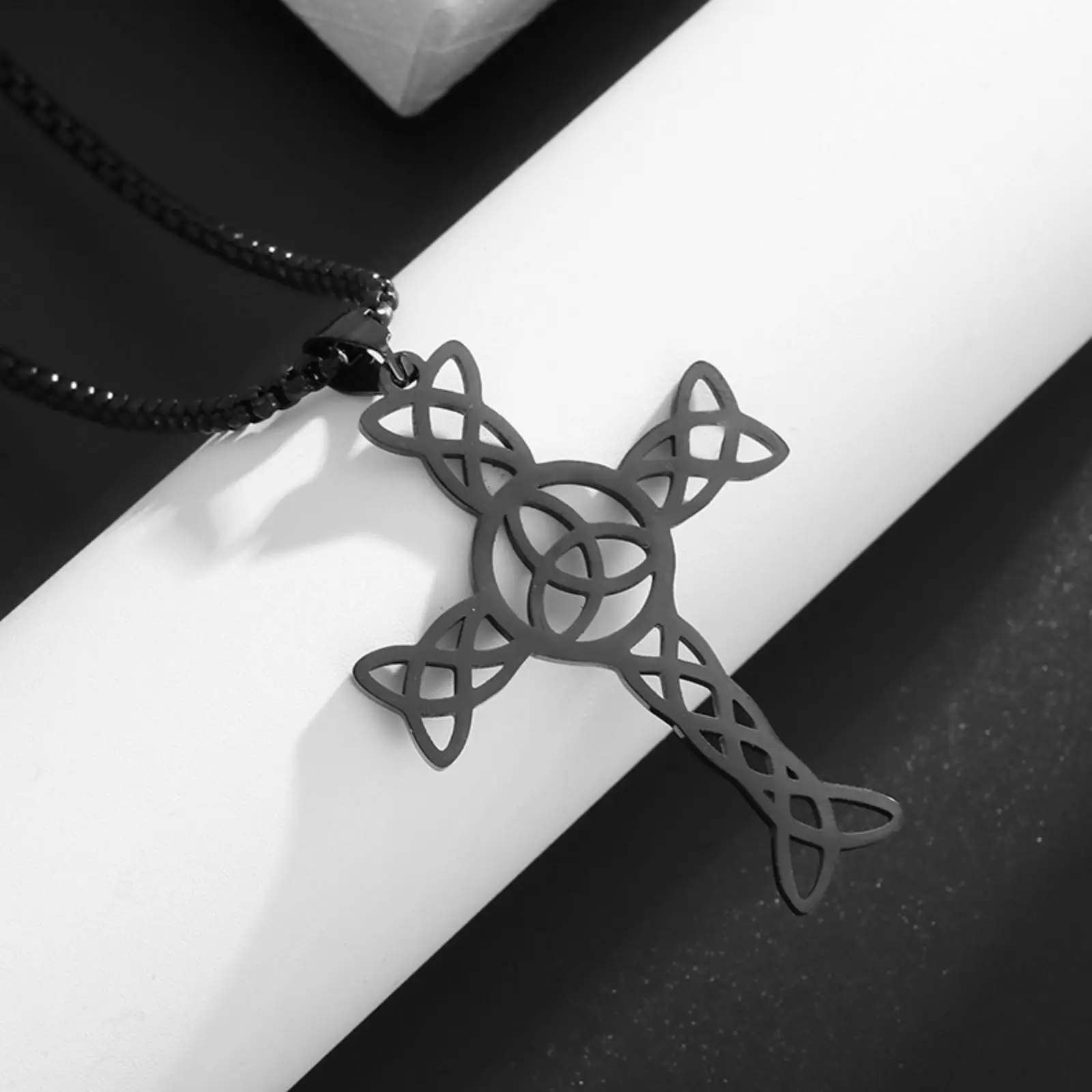 Edelstahl-Halskette mit keltischem Knoten-Kreuz-Anhänger, Dreifachknoten, irischem Knoten-Kreuz, Amulett, Schmuck, Geschenk für Männer und Frauen – Detail 4