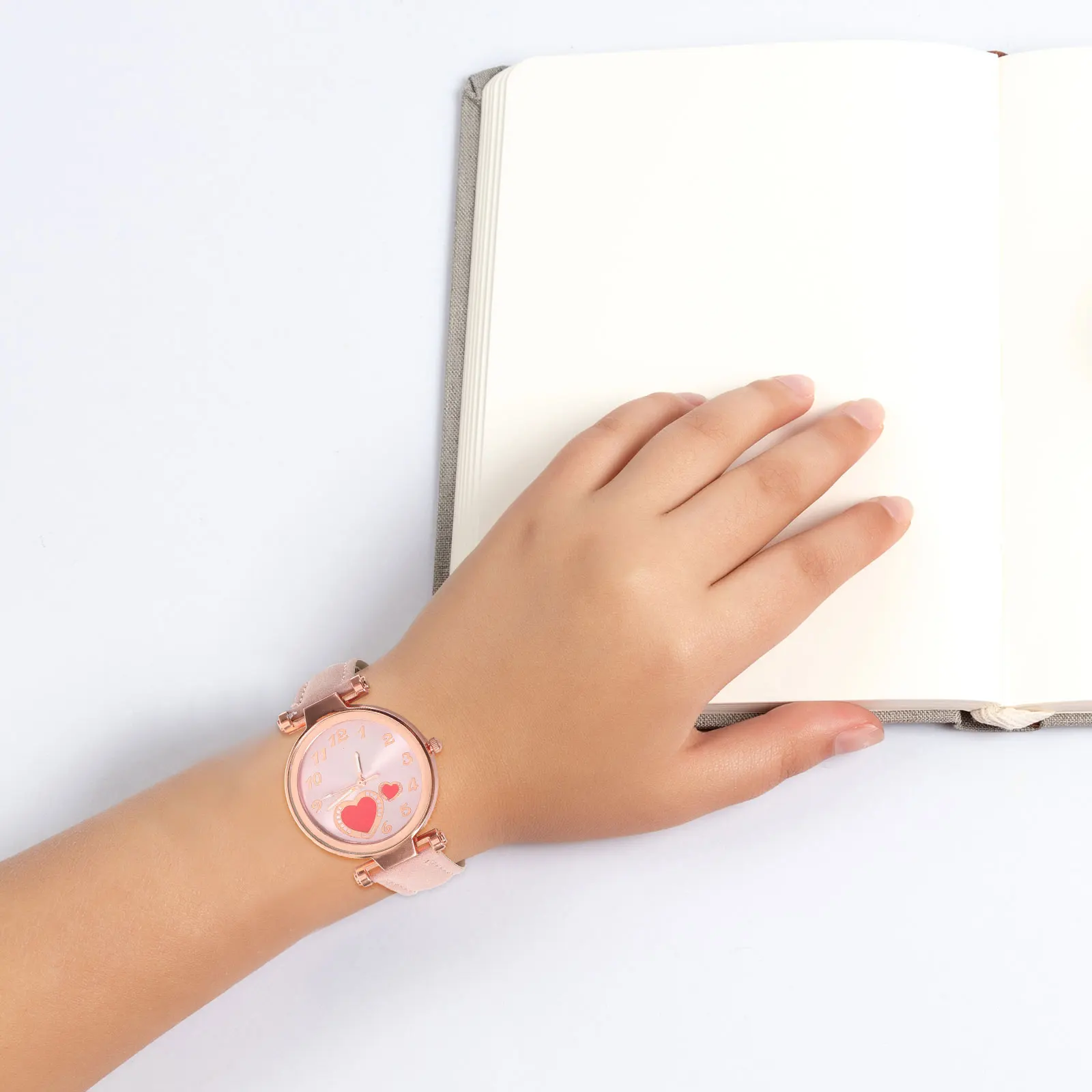 1 قطعة ساعة قلب نسائية حركة كوارتز ساعة يد كاجوال أنيقة هدية عصرية أنيقة للنساء ساعة معصم كاجوال