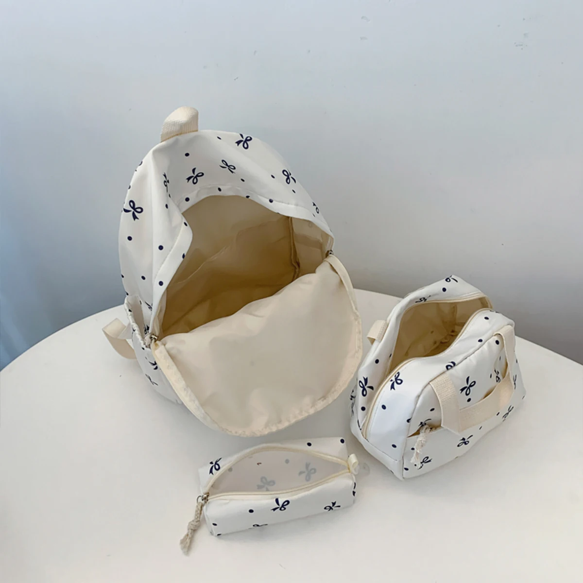 مجموعة مكونة من 3 قطع مطبوعة على شكل فيونكة مرحة: حقيبة ظهر مبطنة وحقيبة مقلمة متعددة الجيوب وحزام قابل للتعديل لحياة الطلاب للاستخدام اليومي/المدرسة #4