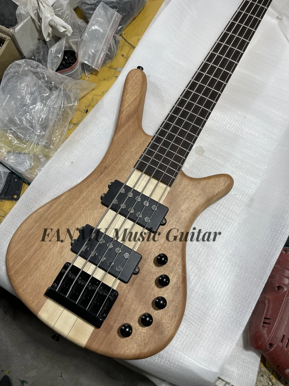 

5 string matte bass, black fixed bridge, 5-piece maple neck through solid wood body, rosewood fingerboard, active battery, custo