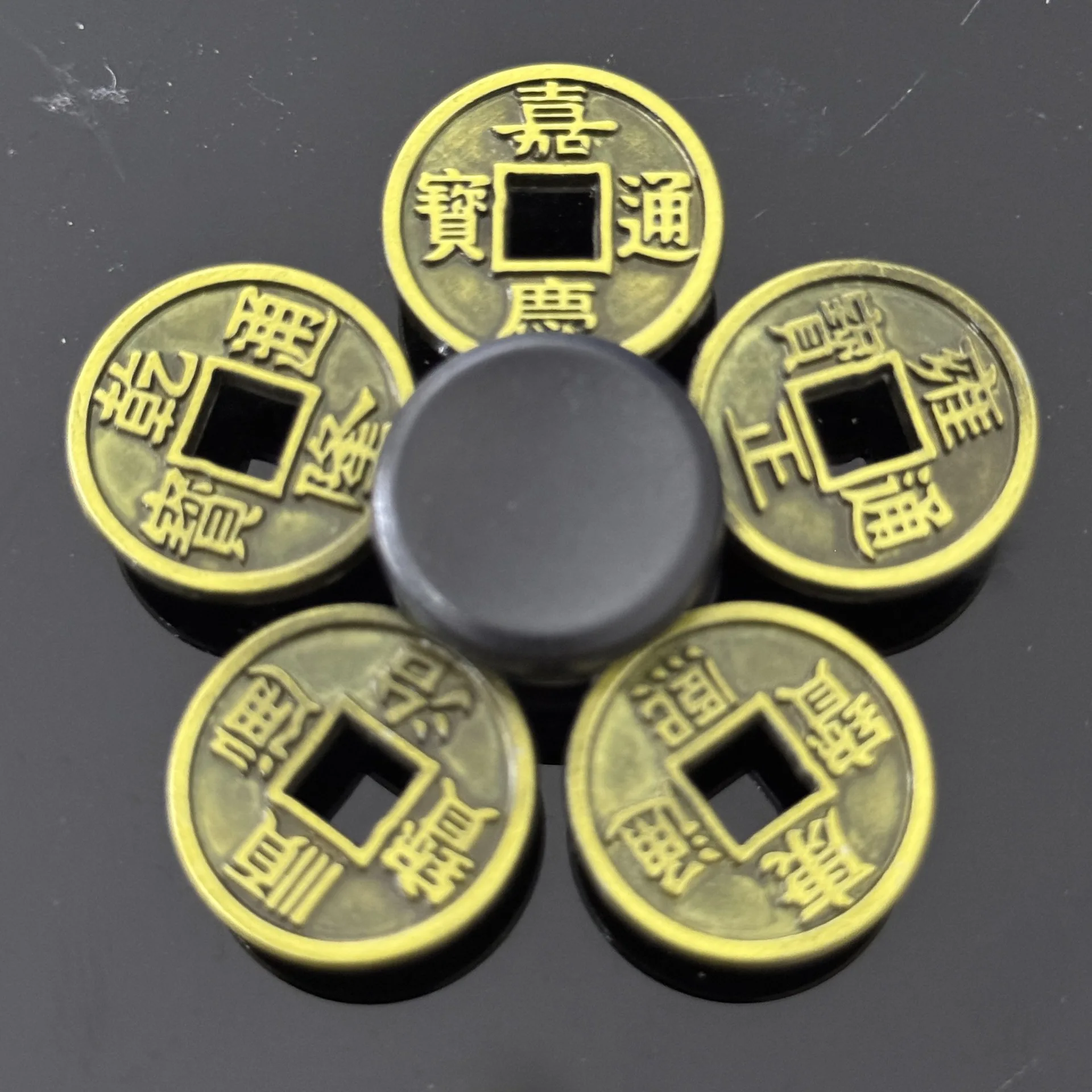 خمسة عملات الإمبراطور تململ سبينر الإمبراطور الصيني Kangxi Qianlong المعادن اليد سبينر الكبار ألعاب متململة مكتب الإجهاد الإغاثة اللعب