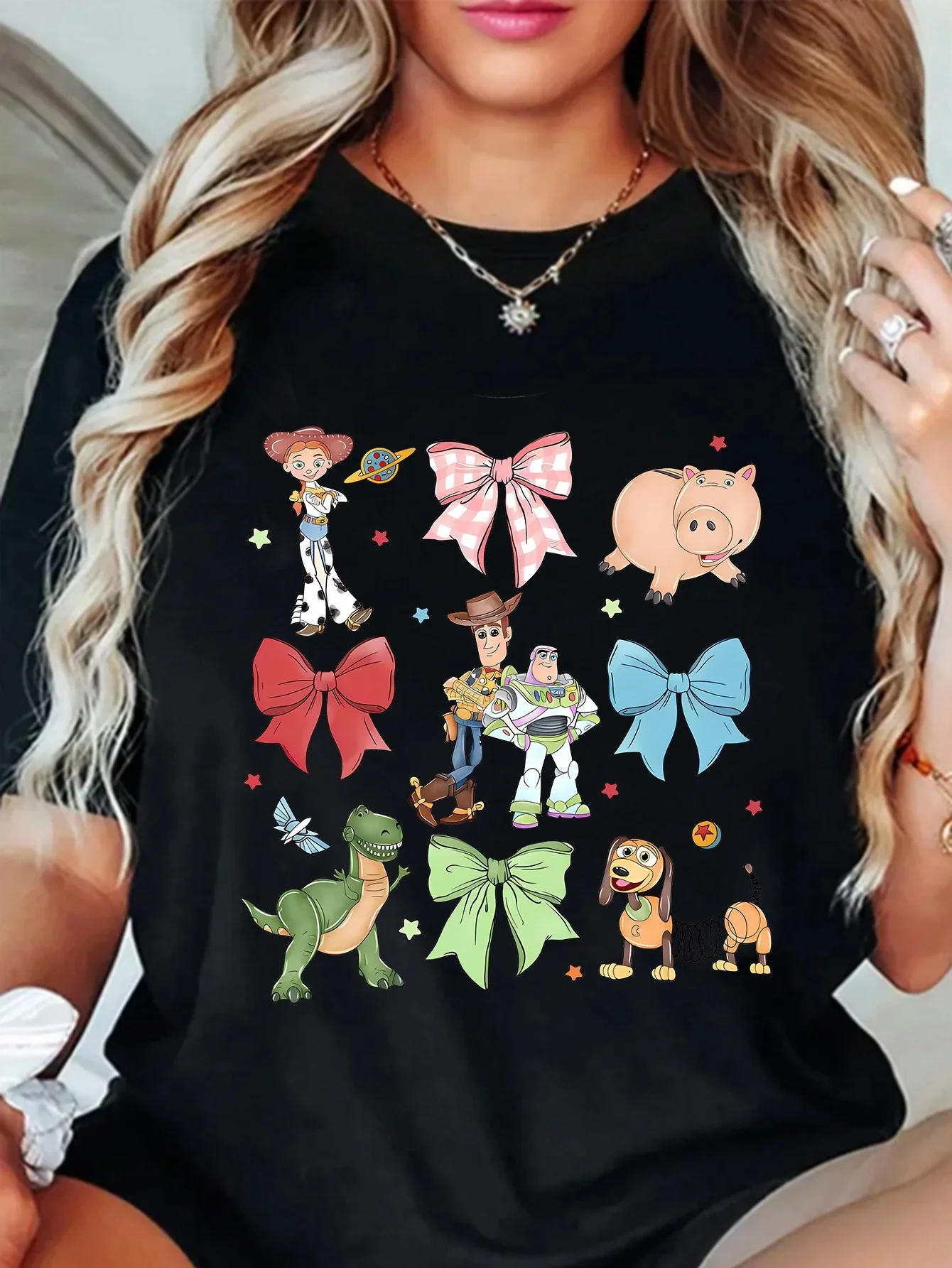 

Футболка с короткими рукавами и принтом персонажей Toy Story MINISO. Симпатичный и невинный стиль, подходящий для летней женской повседневной носки и прогулок.