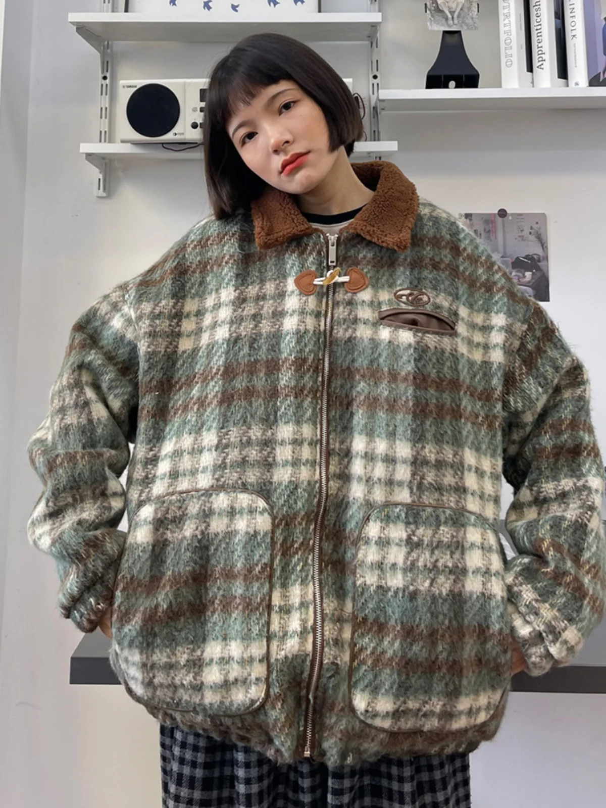 Lamb wool plaid jacket   women's 2023 winter new loose bf retro thickened Coats