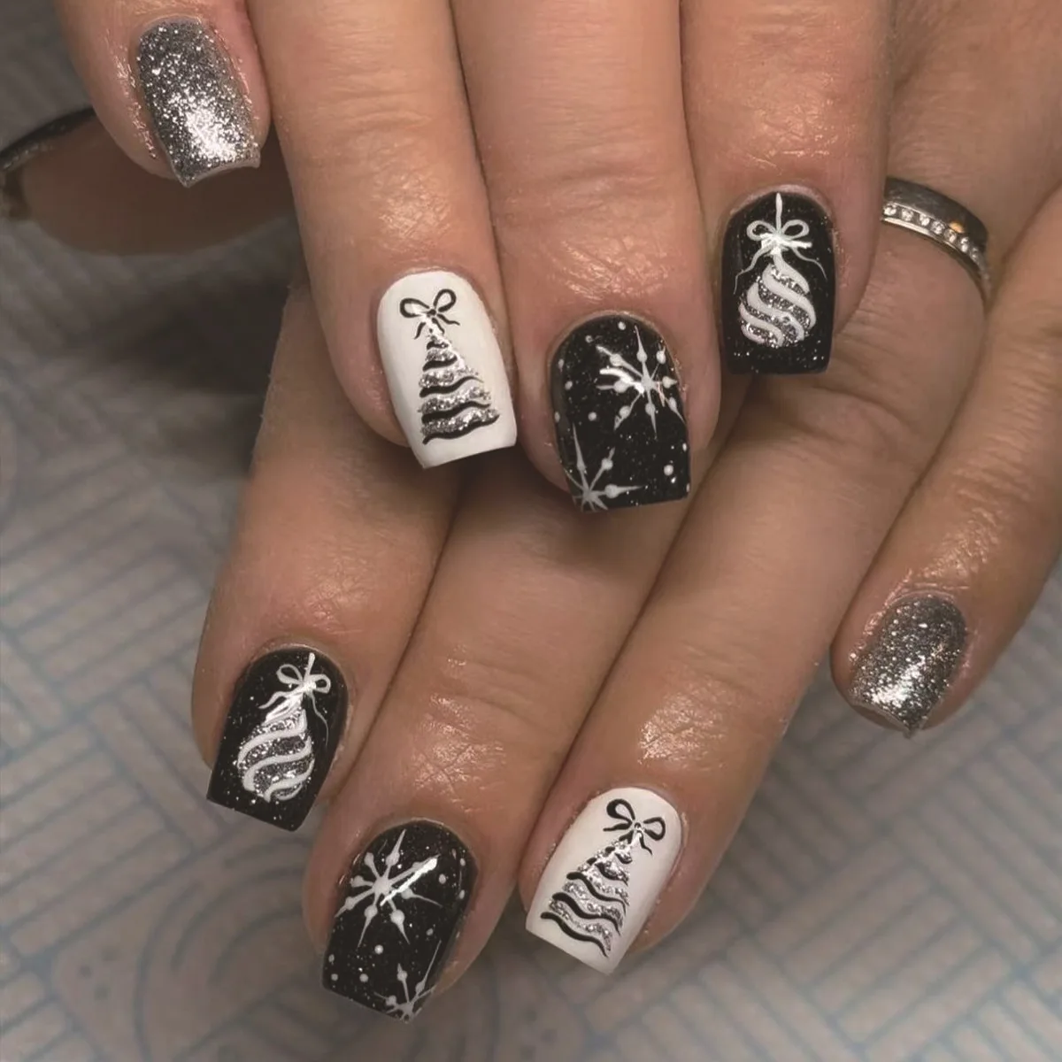 24pcs Glitter Design Fake Nails Christmas Bell Xmas Tree Pattern False Nail Tips Wearable Short Black White Press on Nails