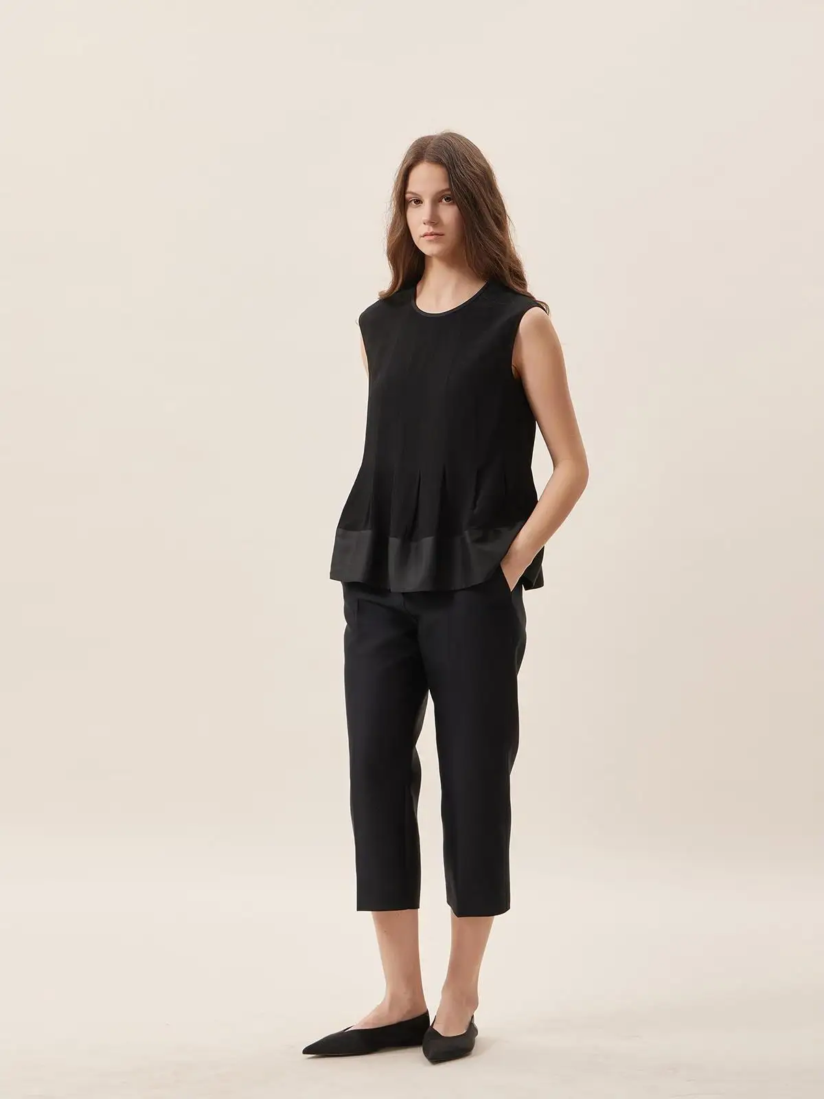 

Удобная шелковая блузка TheEase: женская повседневная дышащая легкая весенняя рубашка без рукавов с круглым вырезом и плиссировкой