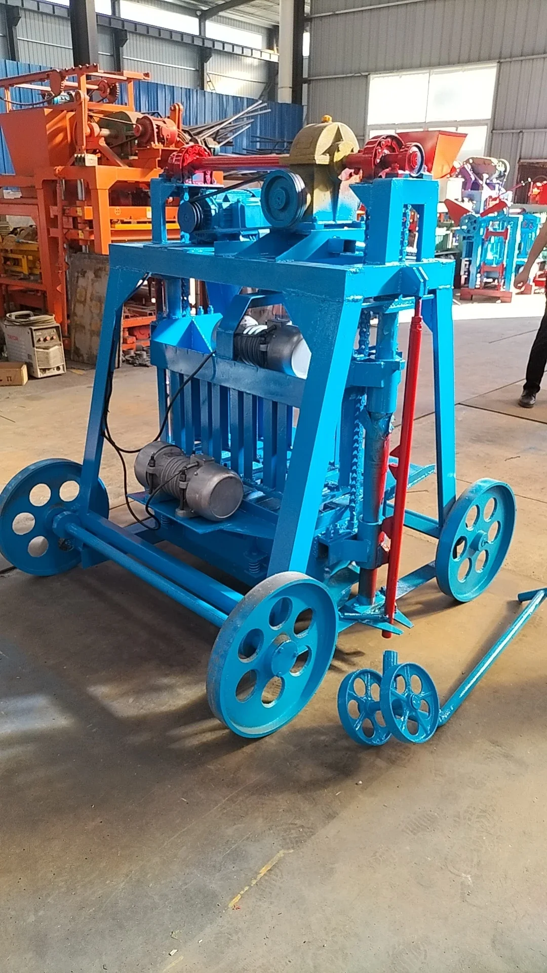 يتم بيع آلة تصنيع الطوب المجوف للخرسانة السودانية الصغيرة بشكل جيد