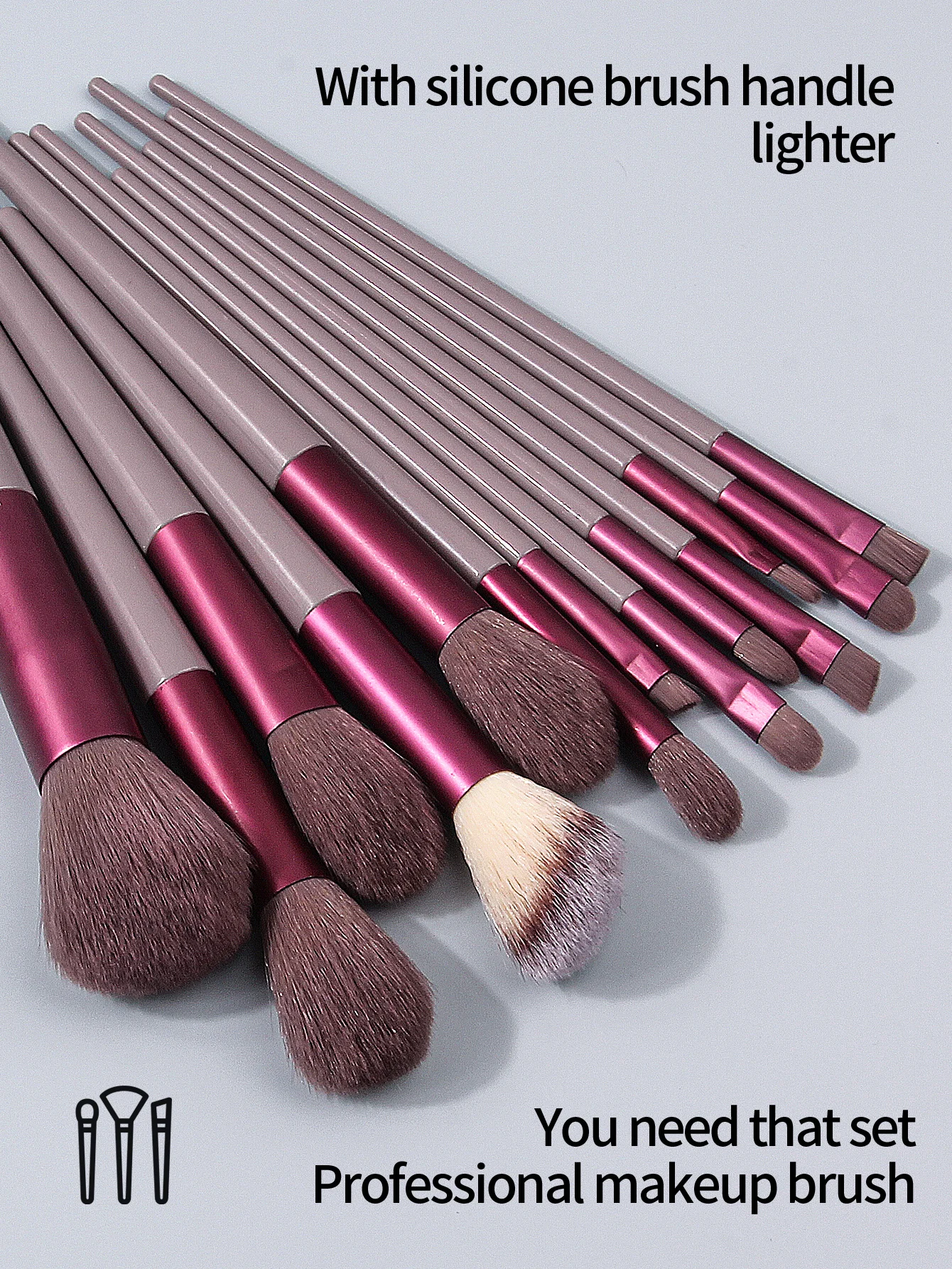 Um conjunto de pincéis de maquiagem de alta qualidade de 17 peças, incluindo uma escova facial multifuncional e um conjunto de esponja de maquiagem super macia em pó