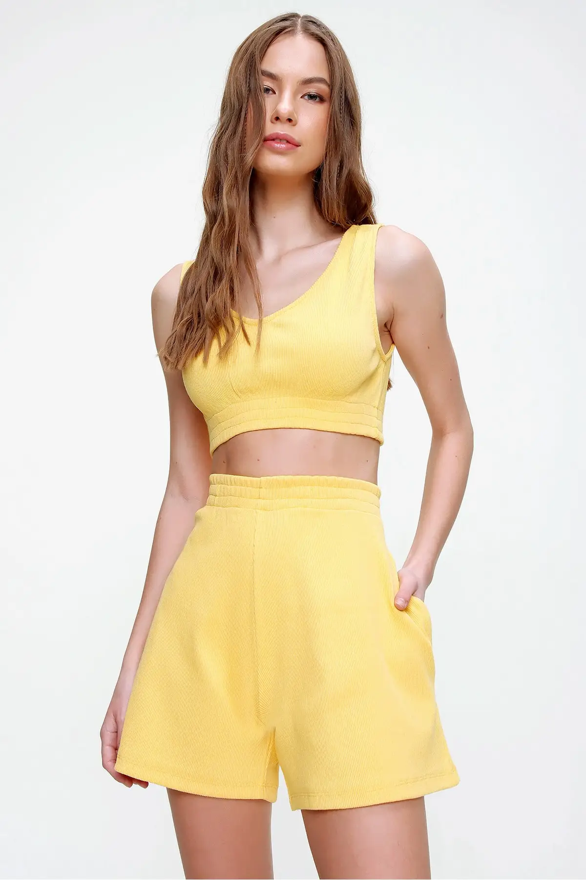 Celana Pendek Crop Kerah V Kuning Wanita Setelan Atasan Bawah ALC-X6025 Tren Fashion Wanita Musim Baru Berkualitas Cantik