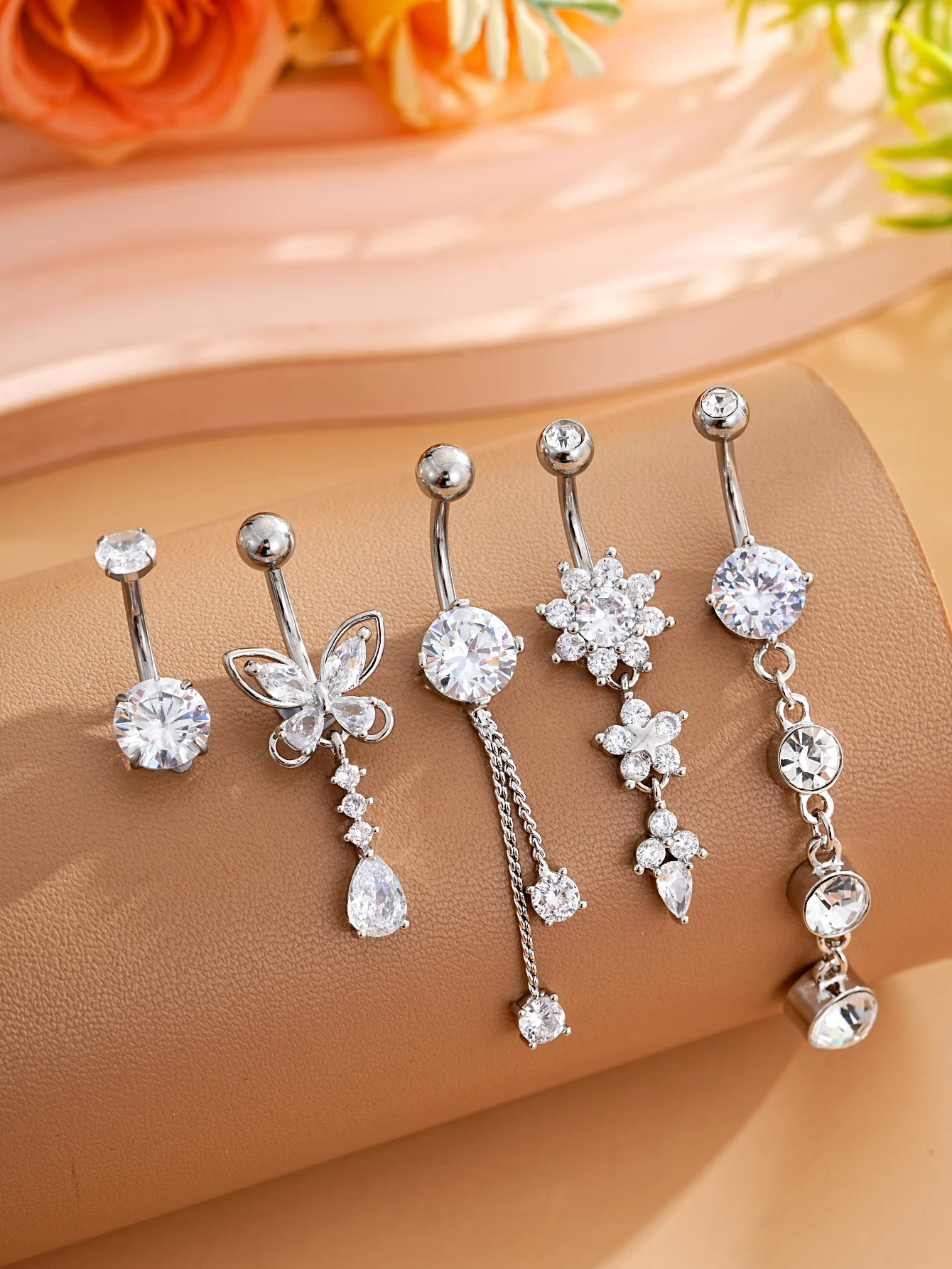 5-teiliges Set Goldfarbene Bauchnabelringe mit Herz- und Blumenanhängern, Edelstahl-Bauchpiercings mit Schleife, Gebogene Nombril-Ombligo-Ringe