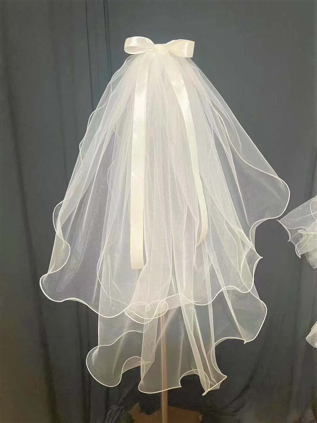 Bride with double layer pearl ribbon bow tie headdress rolled edge mesh red photo headdress children's luminous headdress image 2
