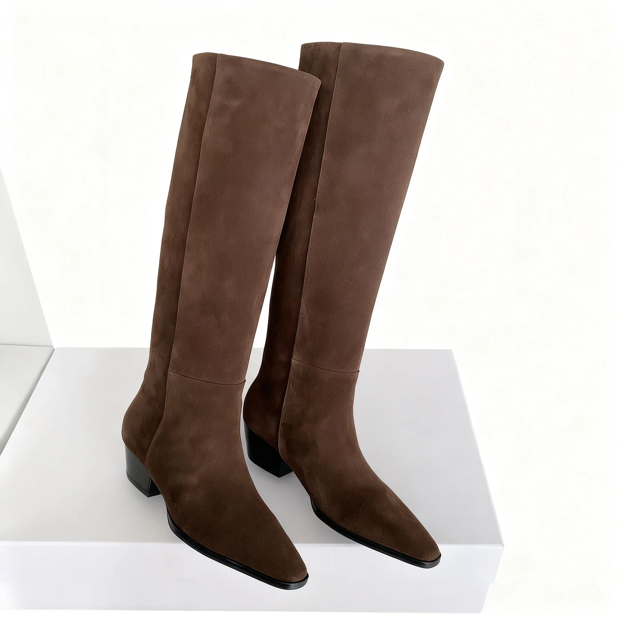

The new autumn and winter boots are comfortable and can showcase long legs. Imported genuine leather fabric is fashionable