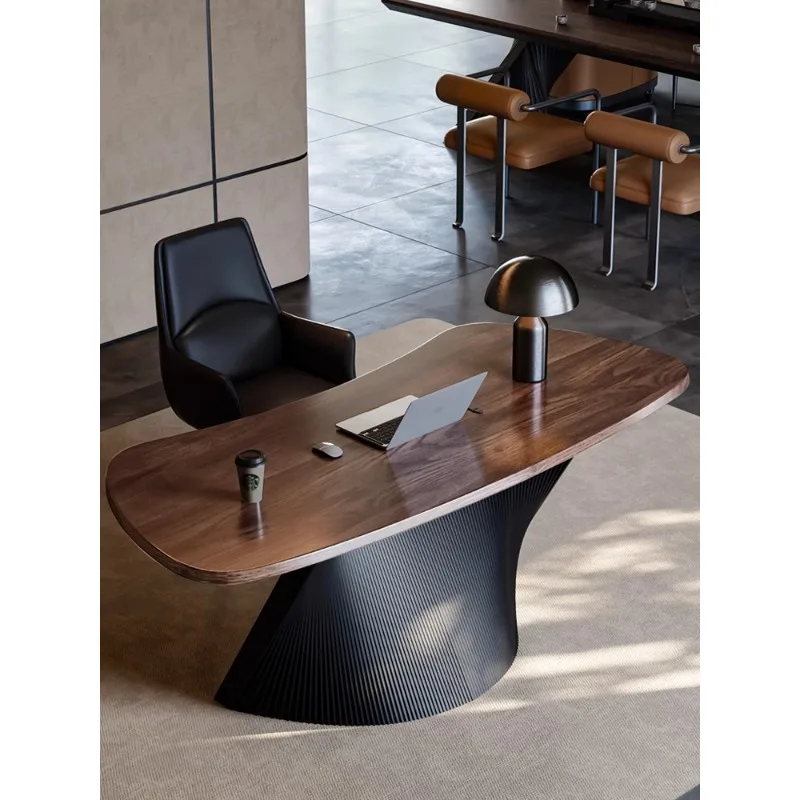 Scrivania e sedia in noce