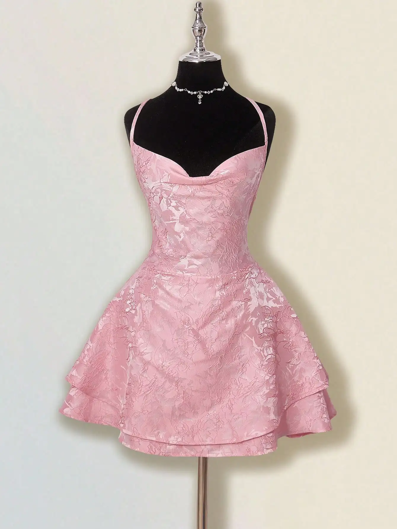 

Розовое мини-платье без рукавов с драпированным вырезом-качели и многоярусной юбкой с рюшами