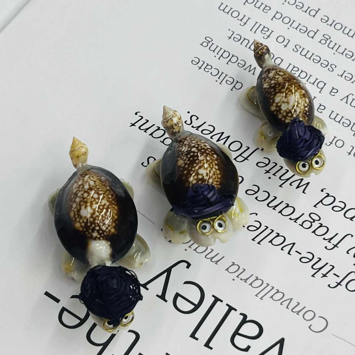 تماثيل سلحفاة ذات قشرة طبيعية 30 × 60 مم - زخارف سلحفاة لطيفة مصنوعة يدويًا مع قبعات ونظارات من القش، محيط - ديكور تحت عنوان #3