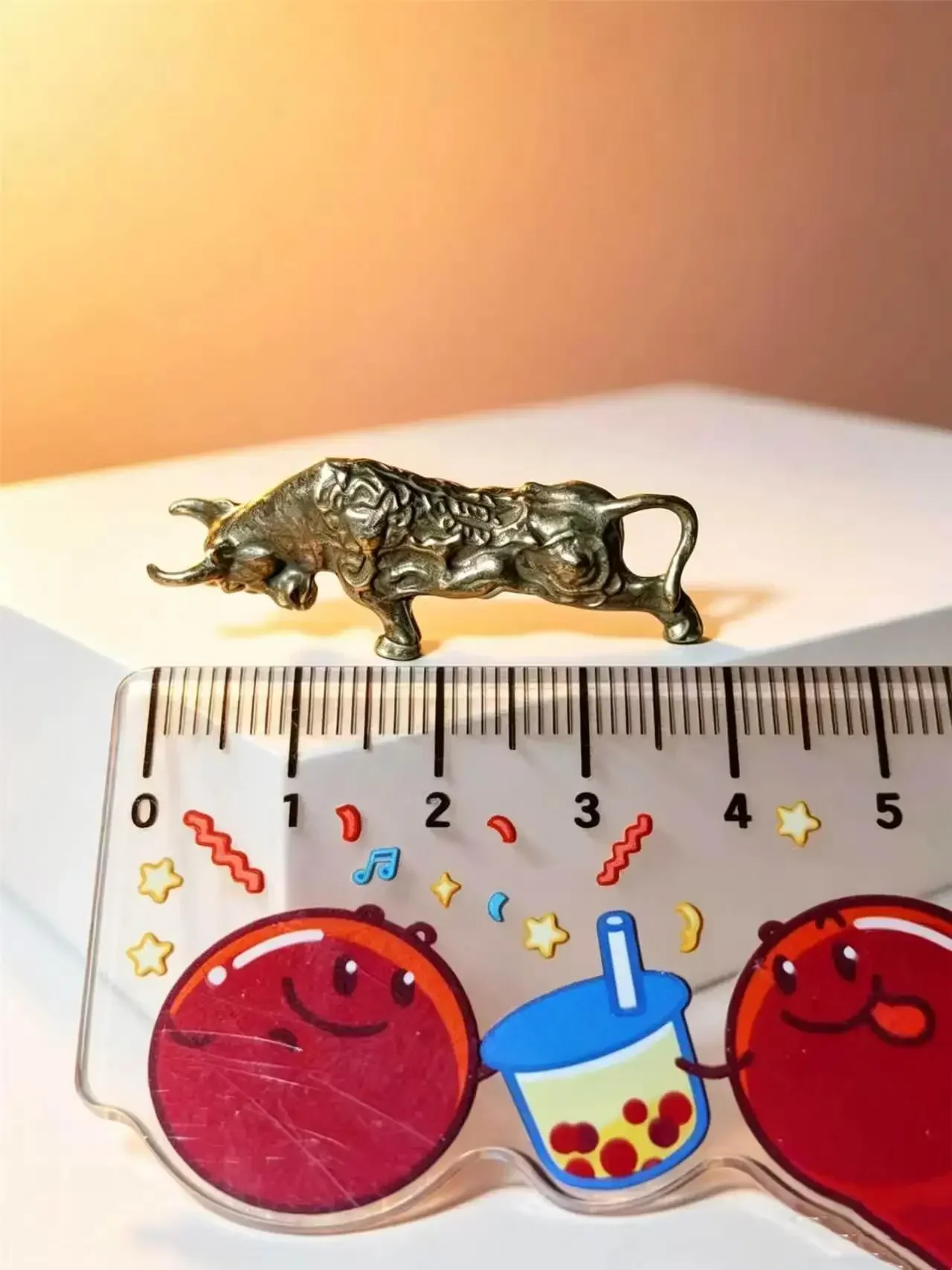 Glücksbringer-Messingstatue eines Stiers als Miniatur-Dekoration für Zuhause, Büro und Schreibtisch - Talisman für Glück – Detail 4