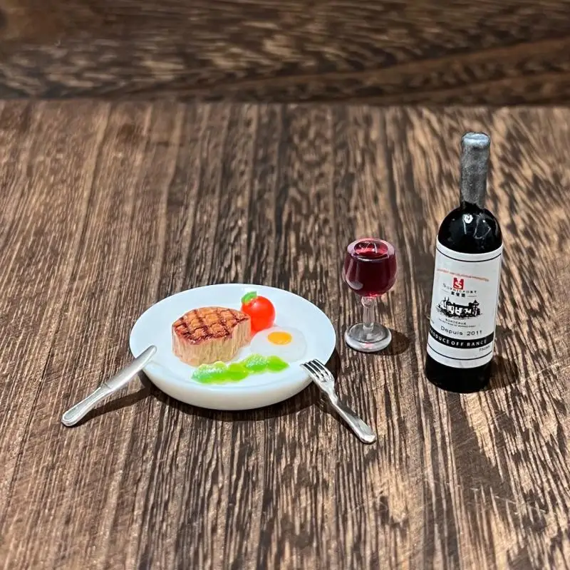 【Happy-Day】1 Zestaw Miniaturowej Kuchni dla Lalek Model Symulacyjny Skala 1:12 Domek dla Lalek Mini Zestaw Wina i Steków Dekoracja Domu