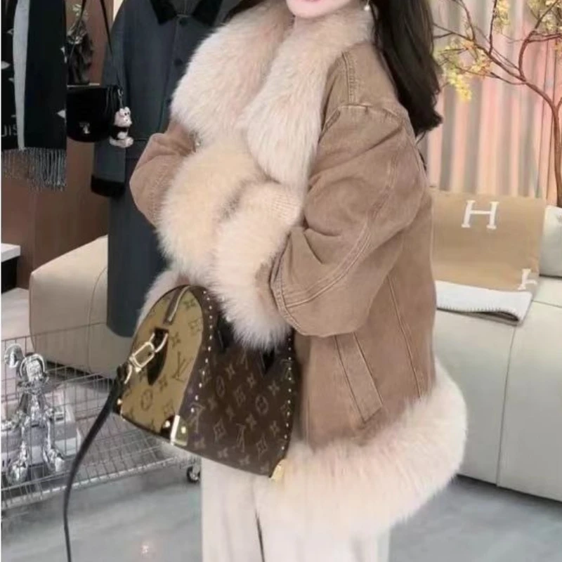 2025 الخريف والشتاء جديد براون كبير الفراء طوق الدنيم أفخم سترة المرأة الفراء المتكاملة سميكة المخملية ملابس قطنية #4