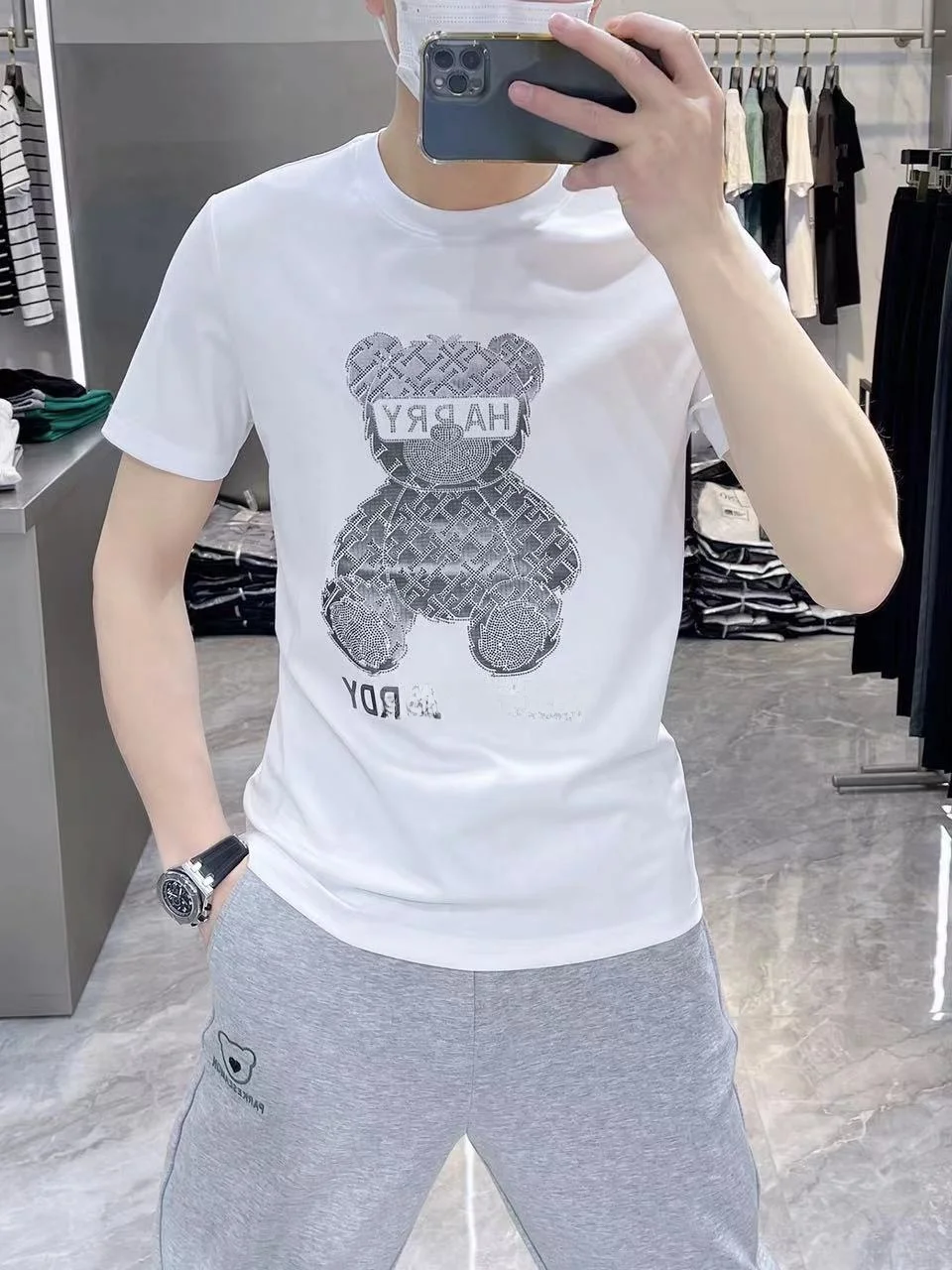 

Элитная европейская мужская футболка из шелка с круглым вырезом, украшенная стразами, приталенного кроя, молодежная, модная, летняя, базовая.