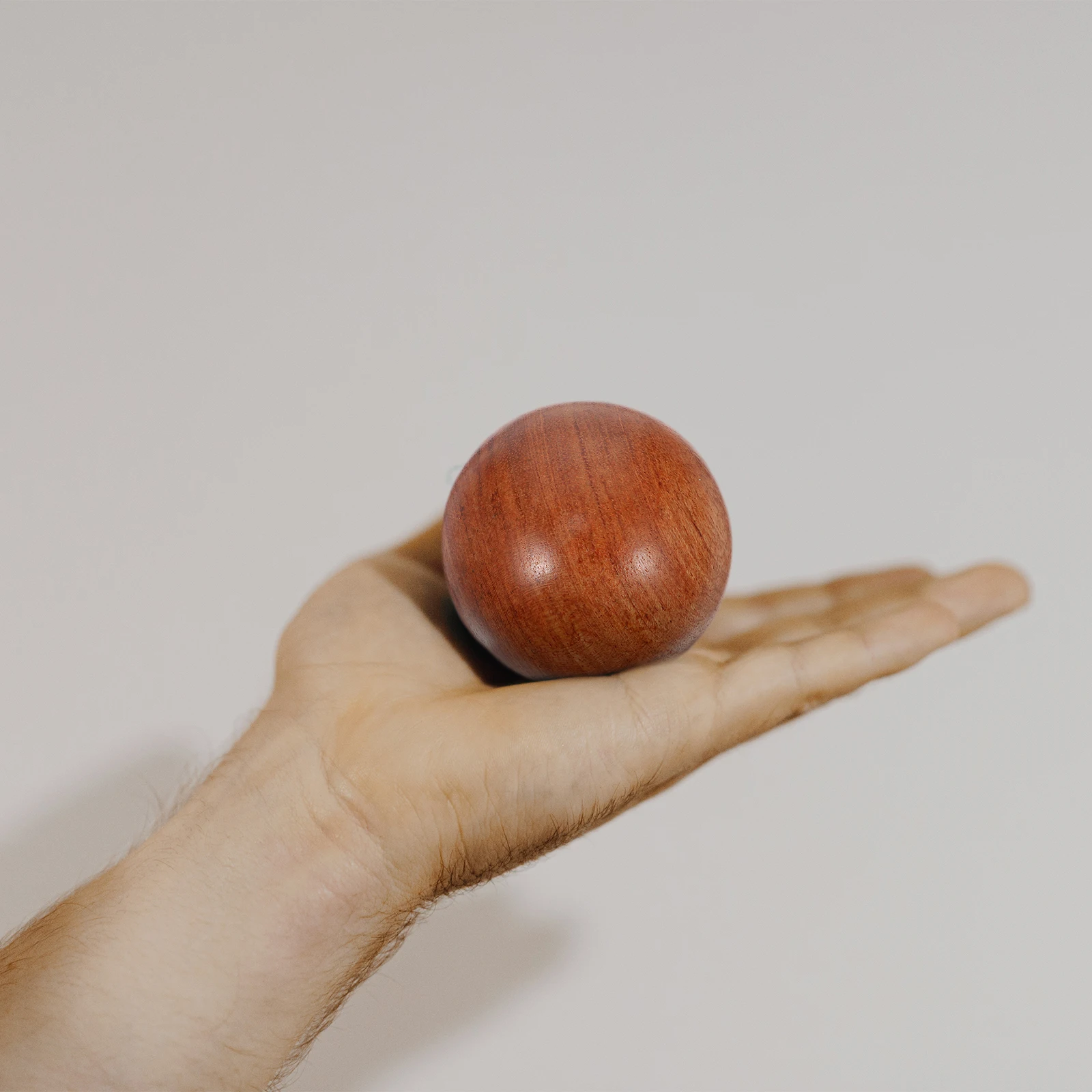 

2 шт. маленьких шариков из красного сандалового дерева для эффективного растяжения мышц, для здоровья рук, снятия стресса, портативный массажер для акупрессуры