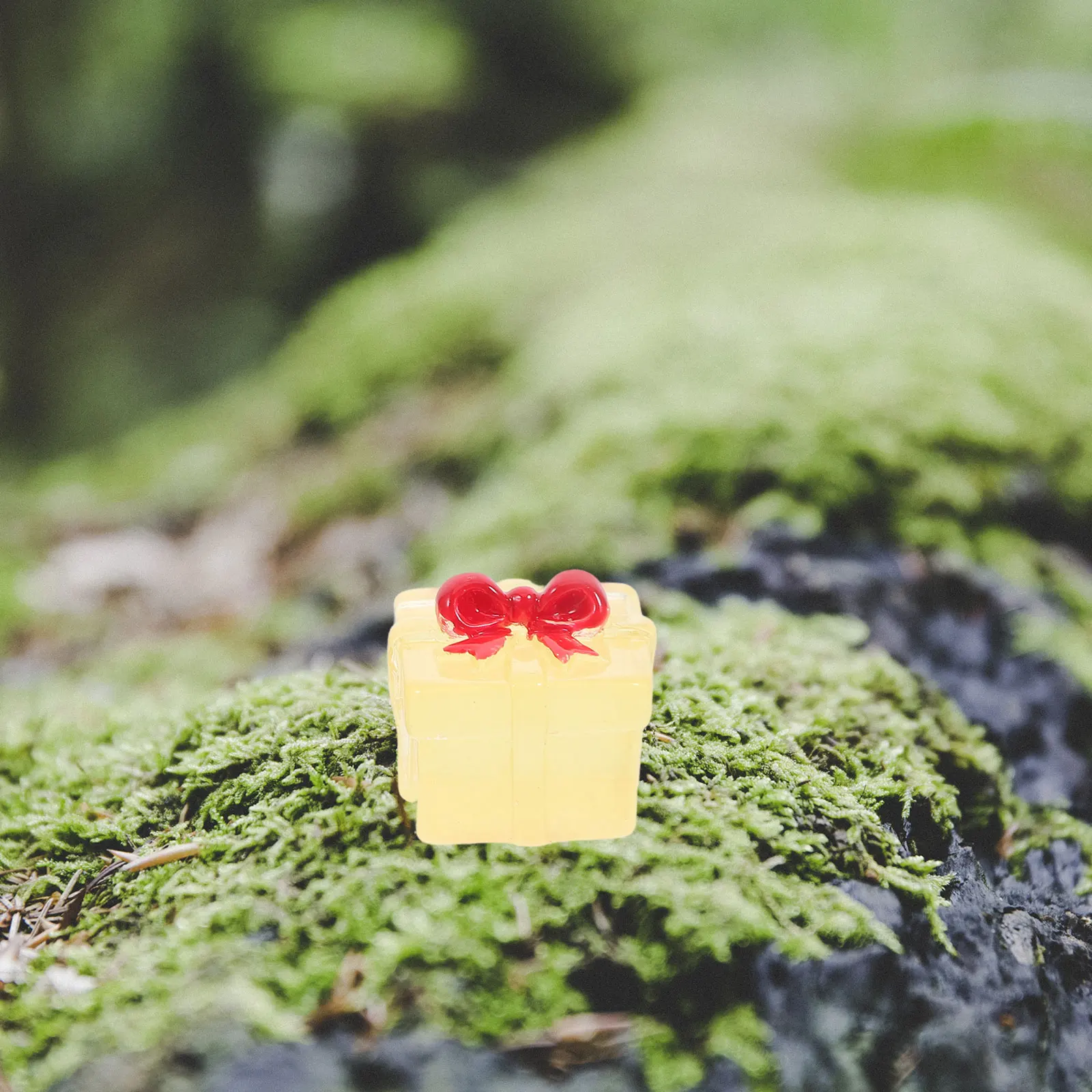 8 個暗闇で光るミニ樹脂ボックス小さなプレゼントの装飾品妖精の庭の装飾デスクトップアクセサリーミニ樹脂ボックス