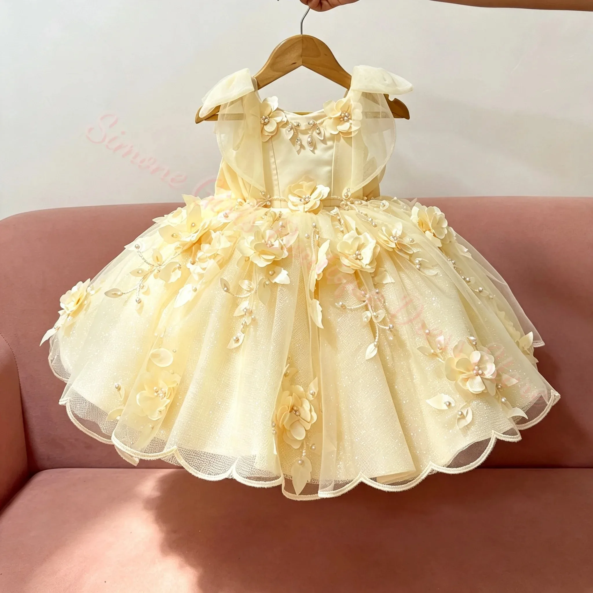 Großhandel Maßgeschneidertes Luxus-Blumenmädchenkleid mit Schleife, dünnen Trägern, rückenfrei, knielang, für Kinder, Festlichkeiten, Partys, Geburtstage und Events – Detail 2