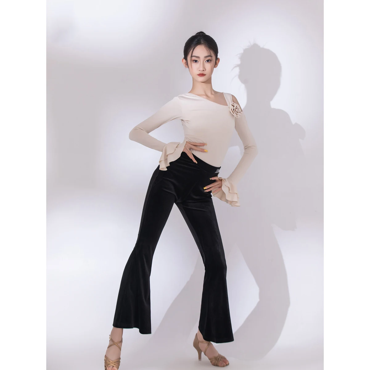 2025년 신상 라틴 댄스 바지 소녀용 긴 소매 라틴 바지 연습복 삼바 차차 탱고 어린이 라틴 댄스 의상 DQS20933