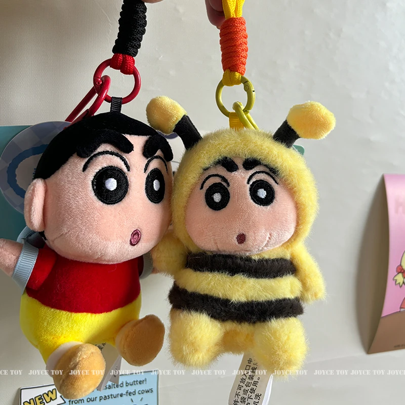 HQ con etiqueta Crayon Shin-chan Plushies lindo Anime relleno Shin Chan se convierte en Waniyama abeja tortuga muñeca mochila colgante regalos