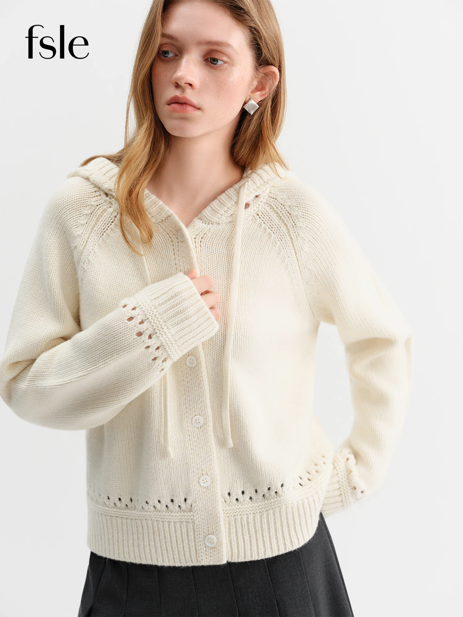 

FSLE Женский вязаный топ с капюшоном во французском стиле ретро, новинка зимы 2025 года, текстурированный топ из искусственного кружева, однотонный универсальный