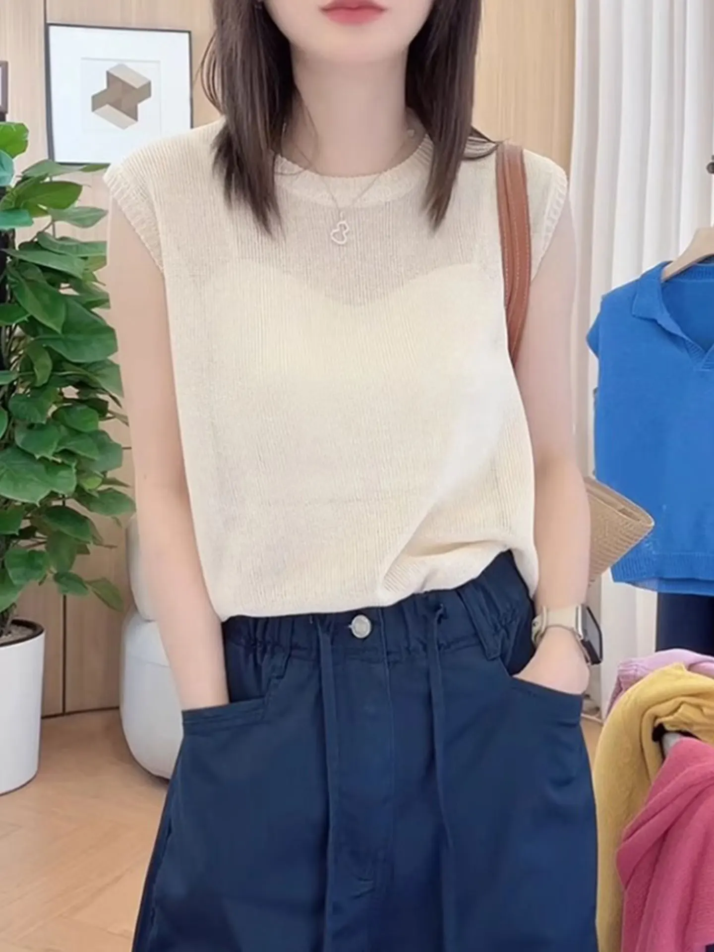 

Корейский трикотажный топ Ele из ледяного шелка, однотонный, женский, летний, облегающий, простой, с открытыми плечами и круглым вырезом