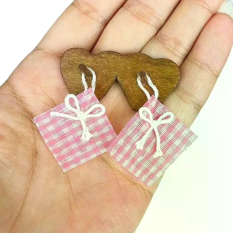 1 個ドールハウスミニキッチン装飾シミュレーションコーヒー色の木製フレームピンクグリッド布モデル人形アクセサリー