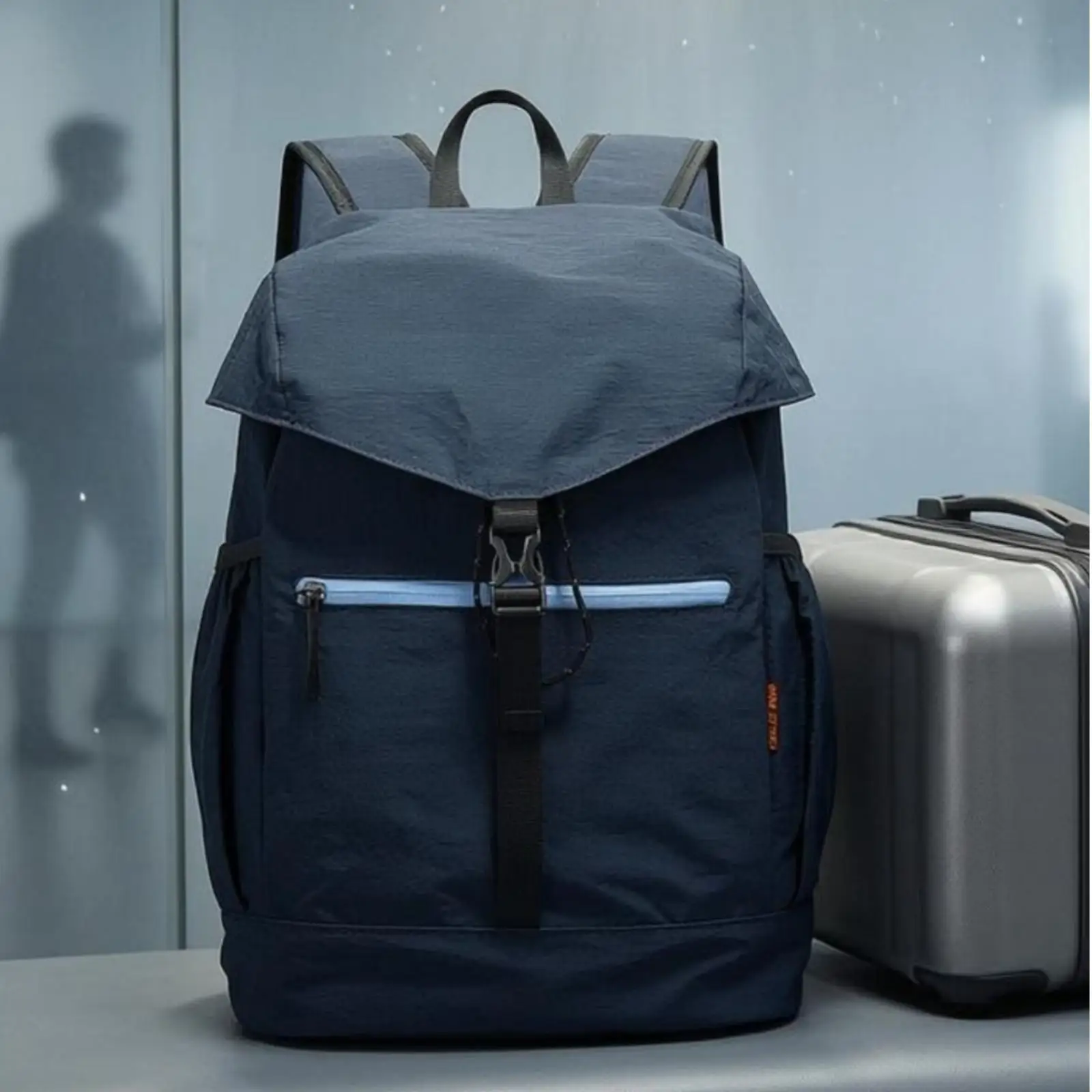 Mochila ligera para senderismo con cierre de solapa y apertura con cordón, ideal para