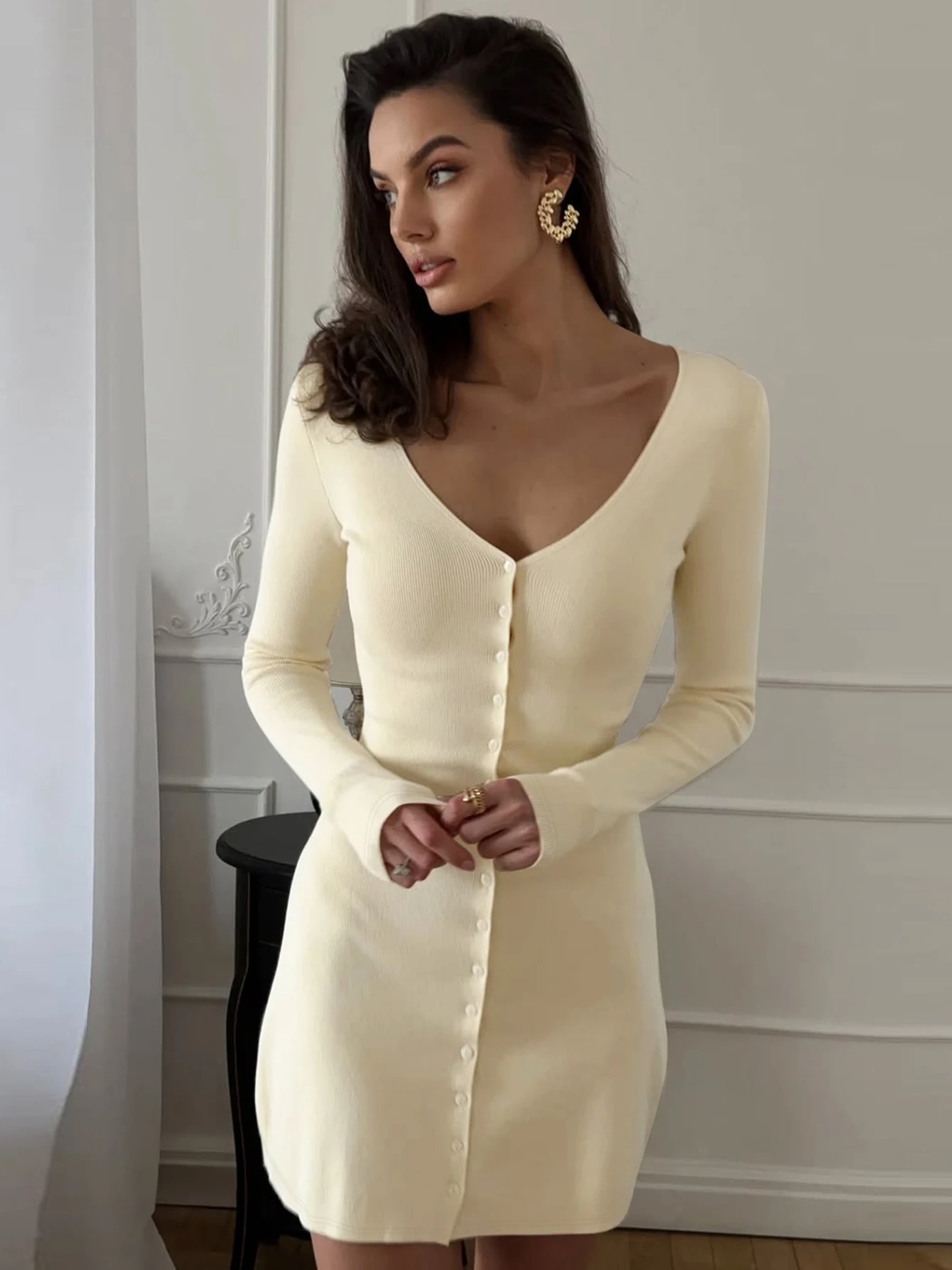 Dulzura 2025 الخريف موضة مثير الخامس الرقبة طويلة الأكمام واحدة الصدر سليم فستان قصير الصلبة فستان المرأة عادية ملابس النادي الحفلات